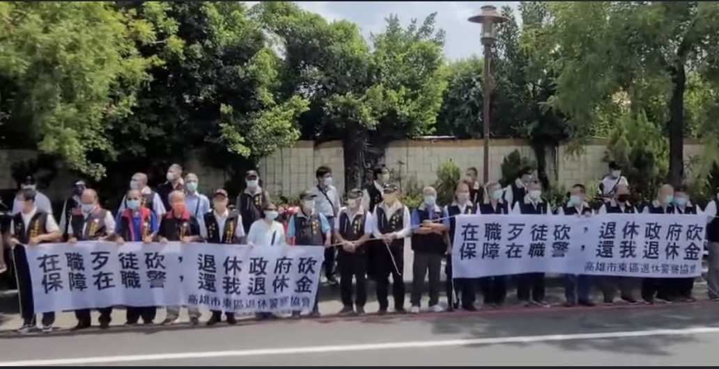 上百名退警送台南殉職2警。（翻攝畫面）