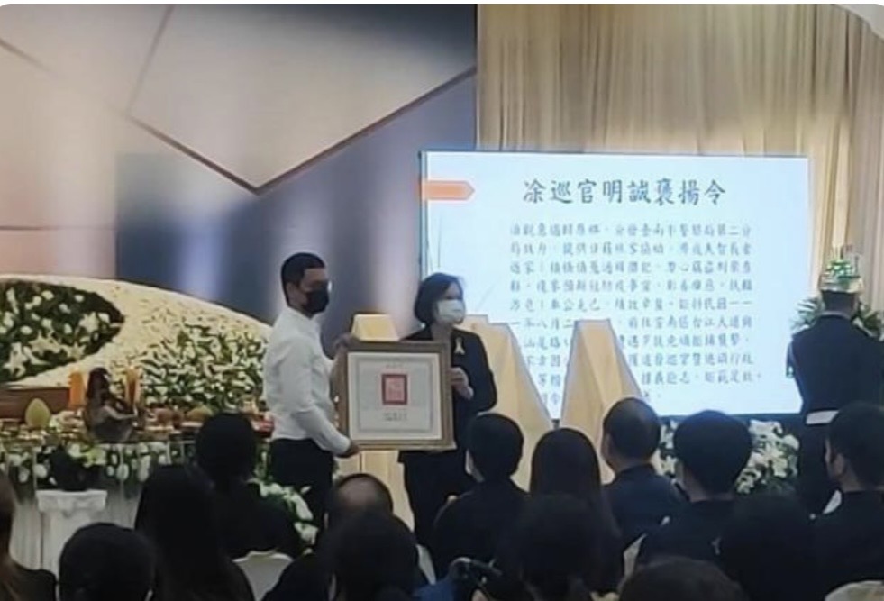 總統蔡英文頒發褒揚令給殉職警員。（翻攝畫面）
