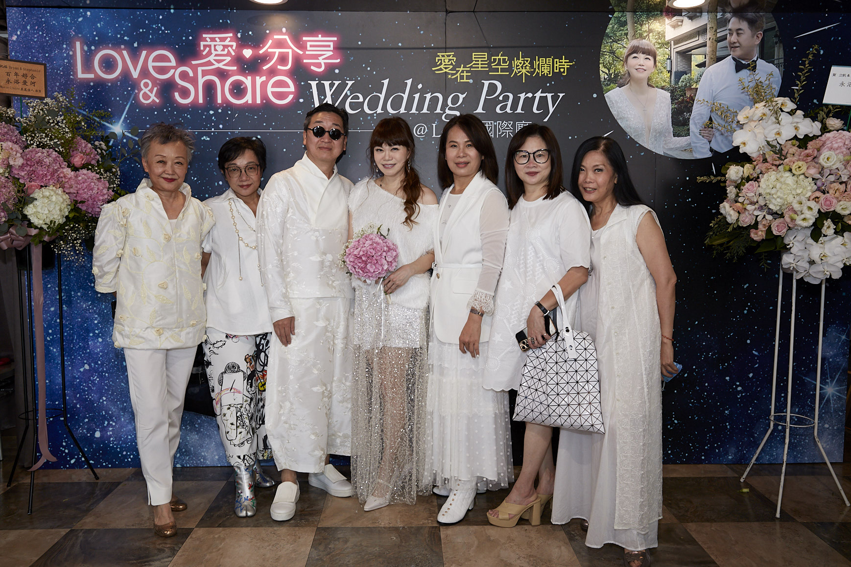 溫筱鴻（左四）與設計師好友們共同宣告禮客即將推出的設計師量身訂製服務。（禮客提供）