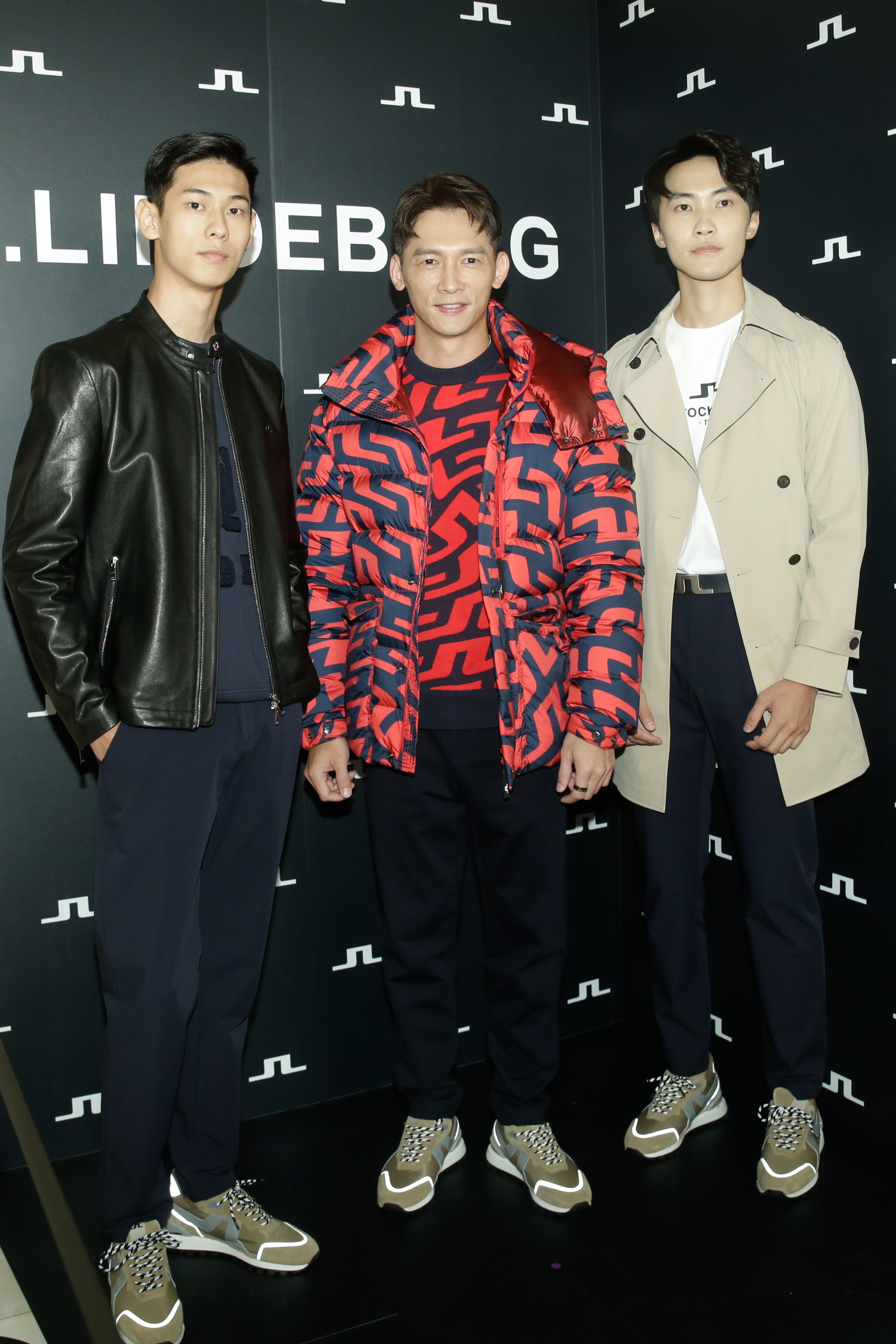 温昇豪（中）與男模展示J.LINDEBERG秋冬系列。