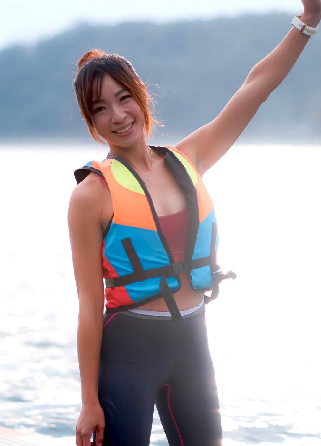 也響應「愛運動‧動無礙」的號召,陪伴視障選手一起泳渡。(GoGoTaiwan提供)