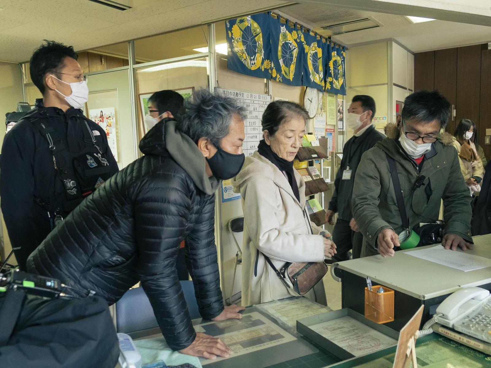 倍賞千惠子(中)在《七五計劃》拍攝現場親和力十足,讓全劇組都深陷她的魅力之中。(天馬行空提供)