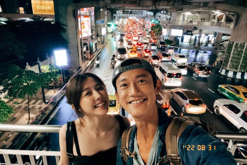 吳慷仁稍早與女友邵雨薇在泰國度假，回台後連發閃照，在女友和自己都入圍金鐘後，更放了一張認不出來是她的照片。（翻攝自吳慷仁臉書）