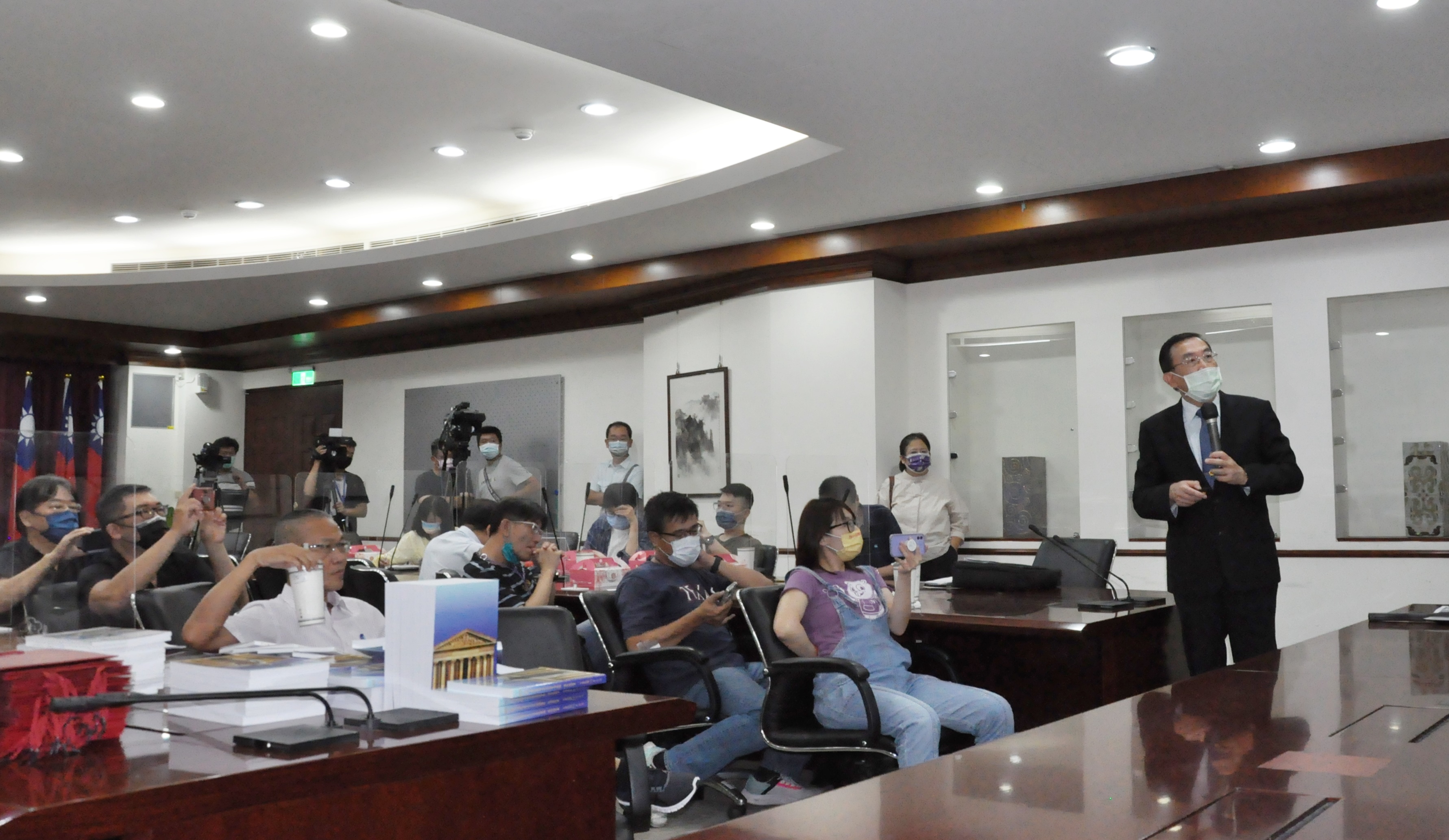 檢察總長邢泰釗詳述「3箭1斧」查賄密技，全力打擊買票、假訊息及境外勢力介選等不法。（最高檢提供）