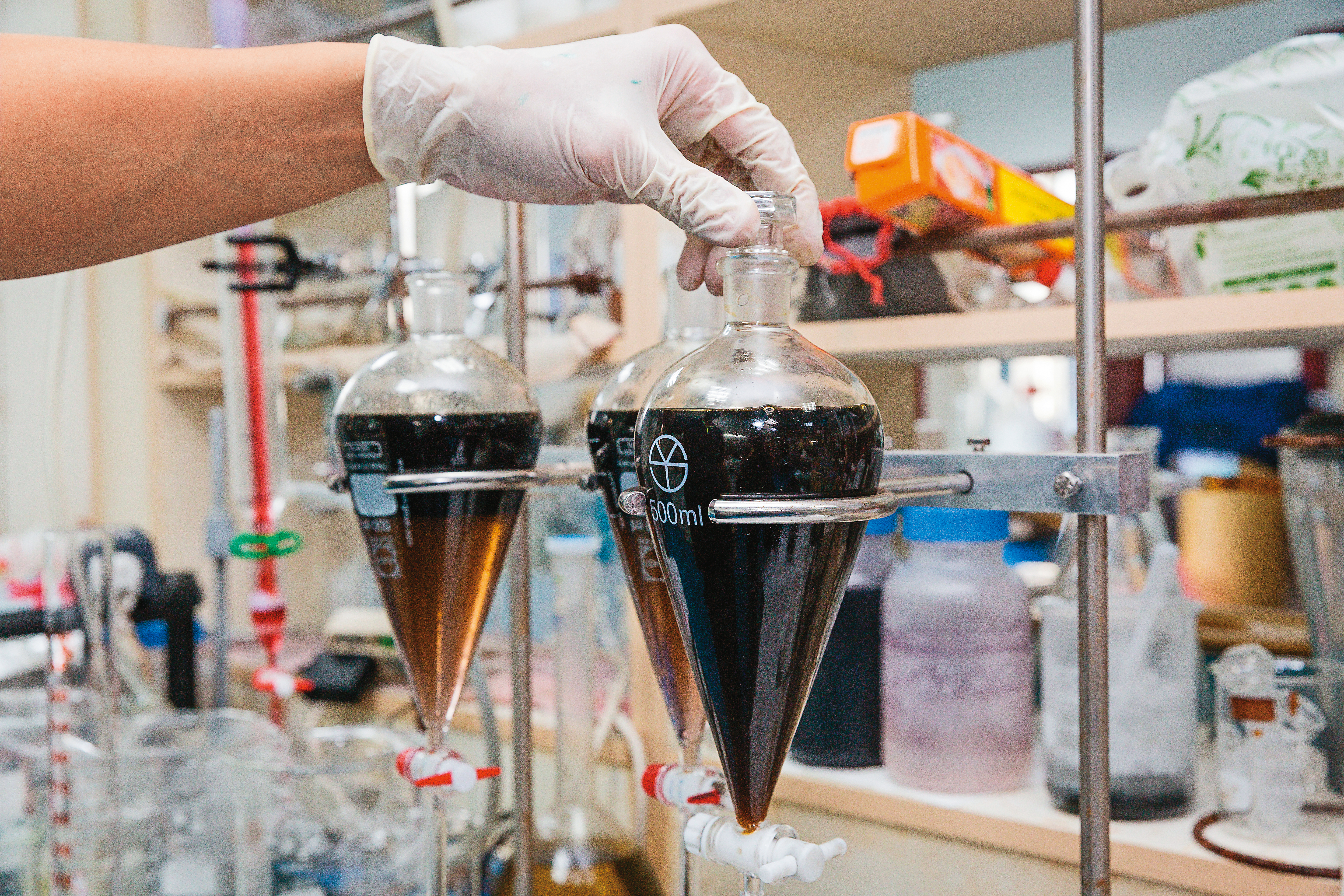 報廢鋰電池透過物理與化學處理，可萃取出貴金屬重新製作新電池，既環保又能降低購料成本。