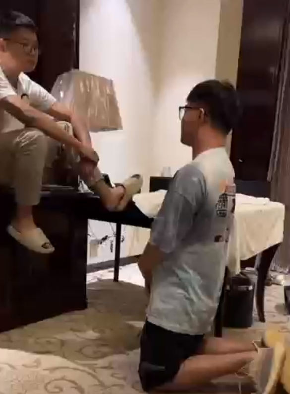 小王被迫下跪,向綠帽夫道歉。(翻自《51吃瓜網》)