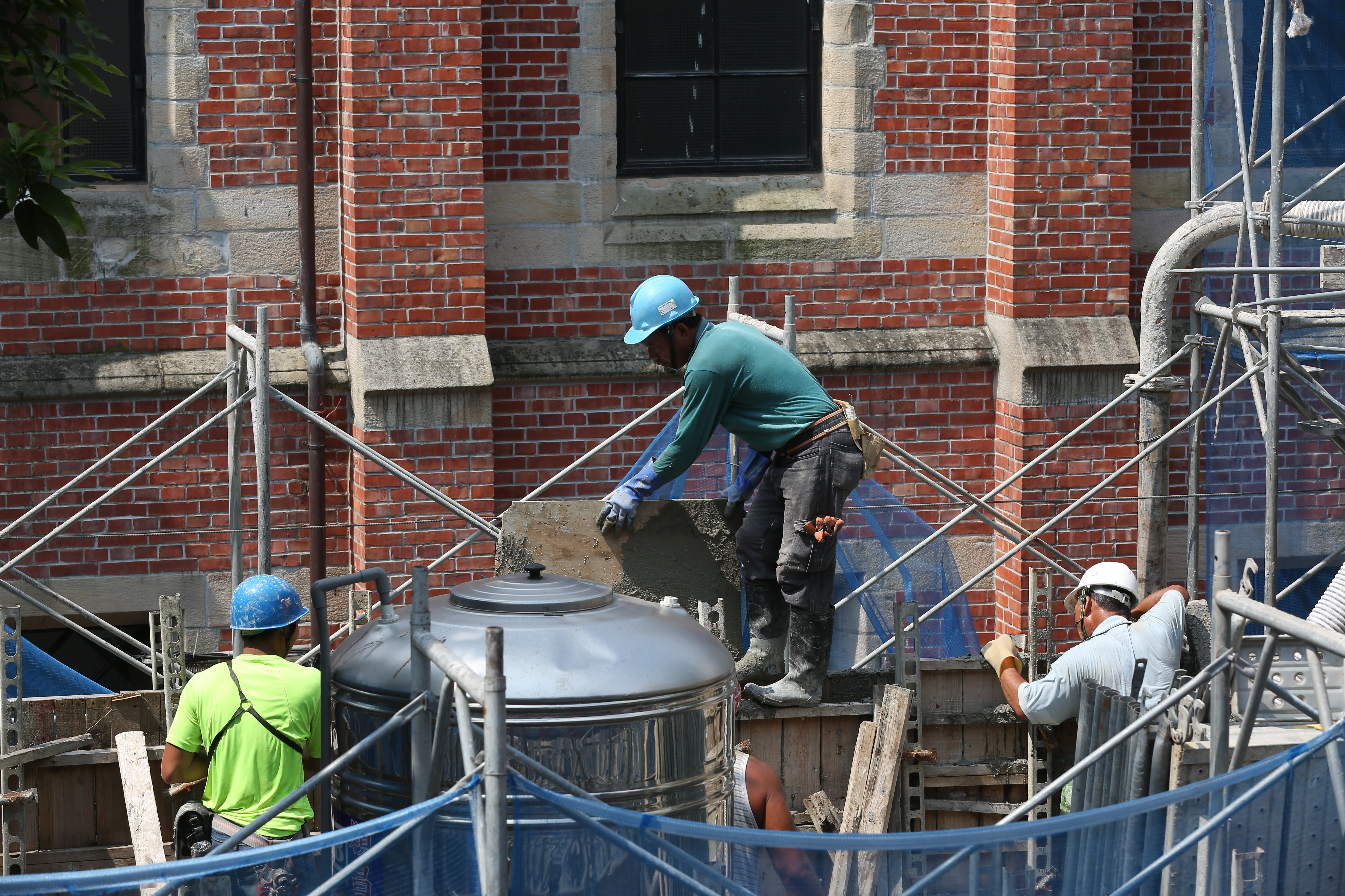 政院拍板調漲基本工資，明年元旦起月薪為2萬6,400元、時薪為176元。