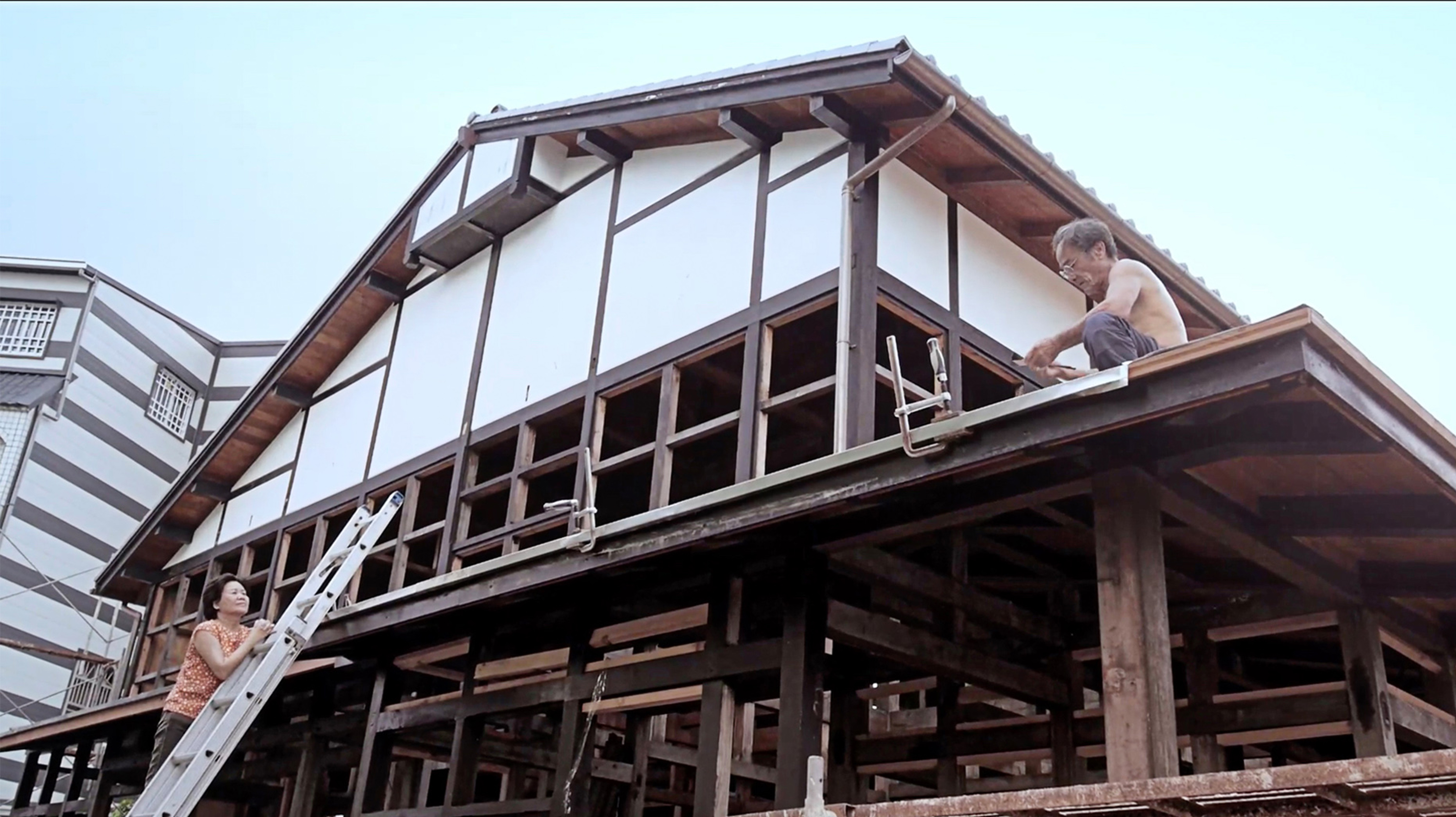 楊三二為了蓋出一棟能傳承給未來子孫的百年家屋，開始建造純卡榫的木造房子。（前景娛樂提供）