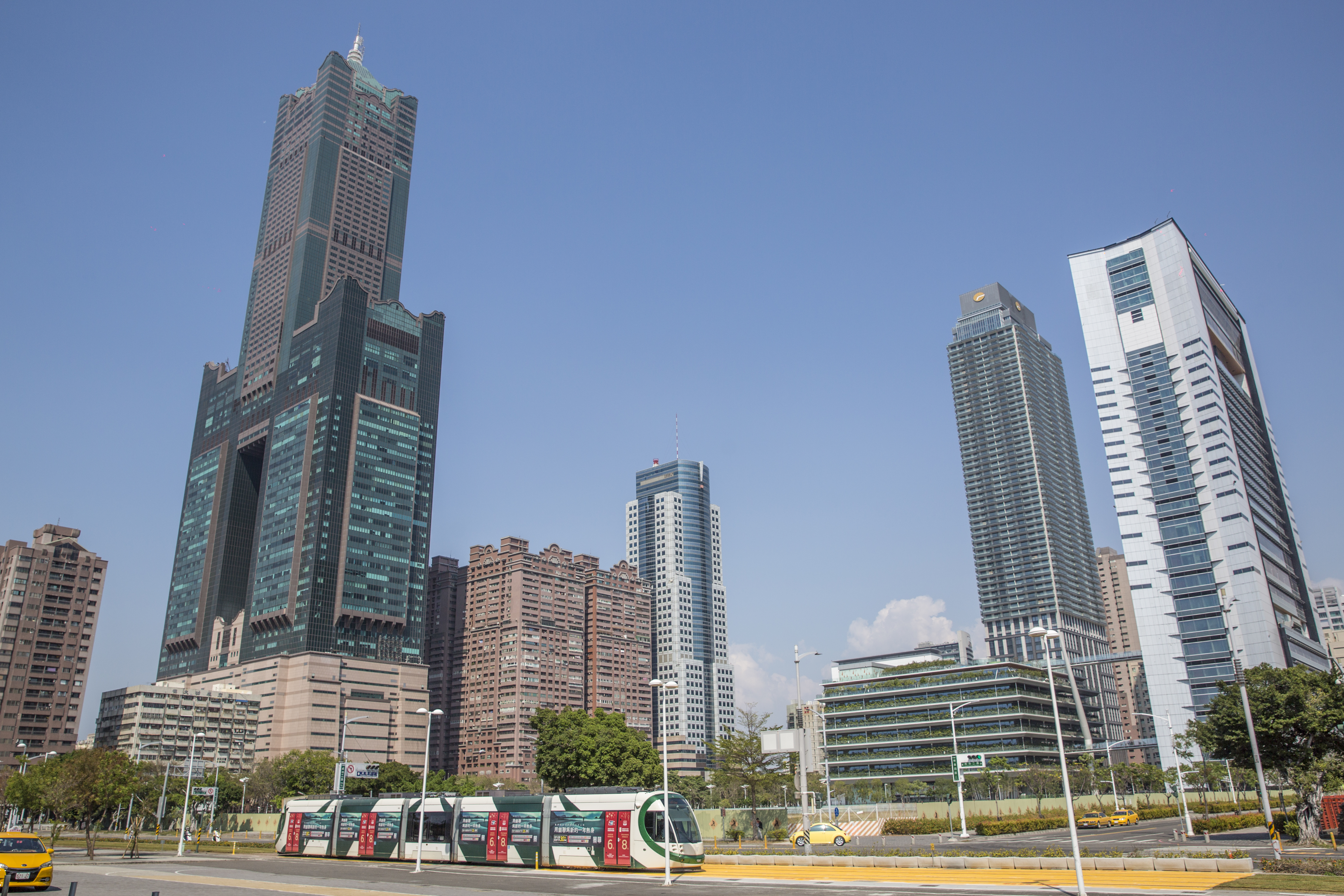 各家房仲業者統計8月份成屋交易量明顯降溫，年減20.3％～34％。(圖為高雄市區。示意圖)