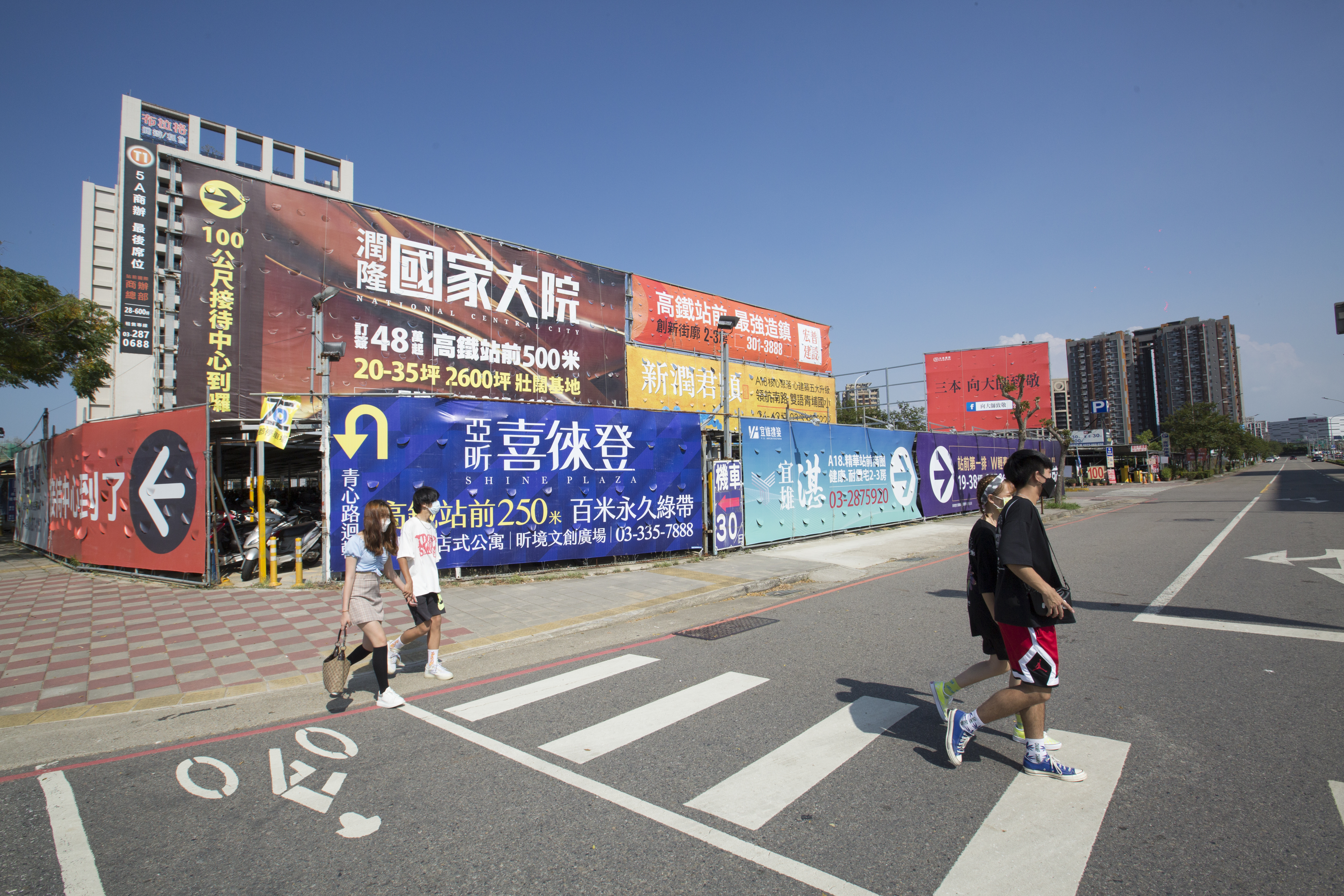 928檔期爆大量，但房市前景混沌不明，新增供給能否順利消化待考驗。(圖為2021年928檔期青埔房市。示意圖。)