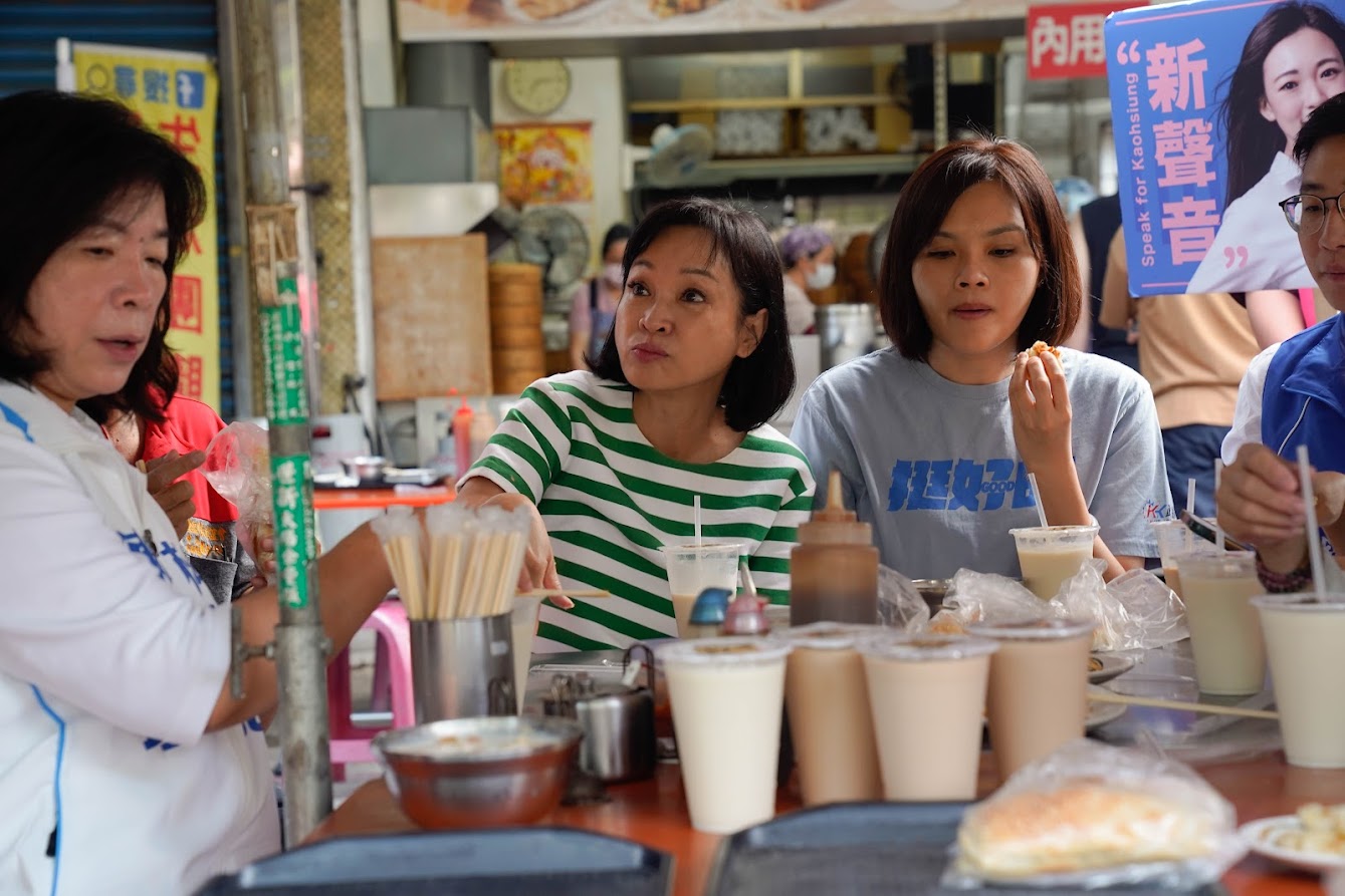 柯志恩（中）今早與李眉蓁等藍營議員來到果貿社區吃早餐，期間里長當面感謝陳其邁，引發議論。（翻攝自柯志恩臉書）