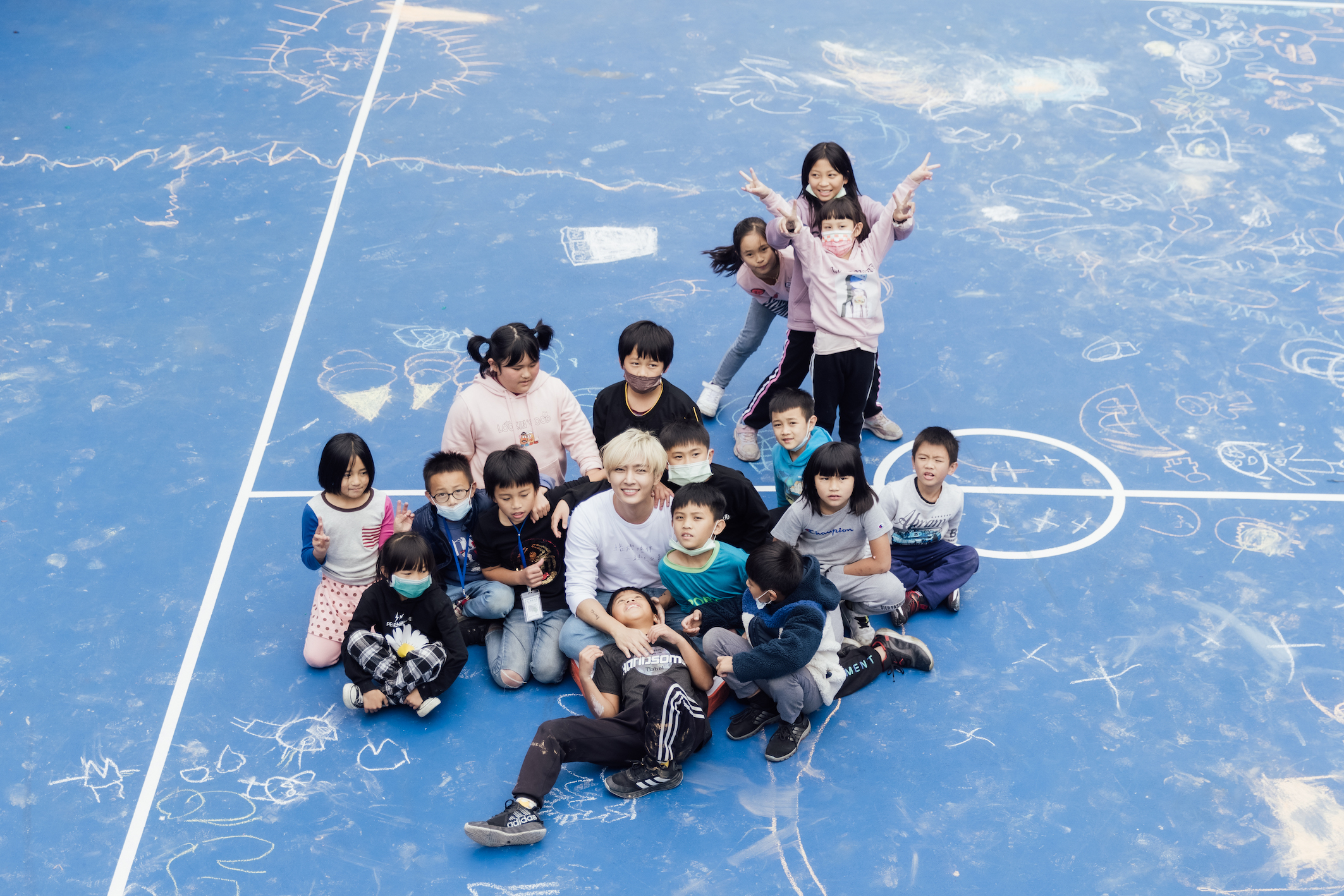 炎亞綸陪孩子玩樂自己也很開心 。（至善基金會提供）  