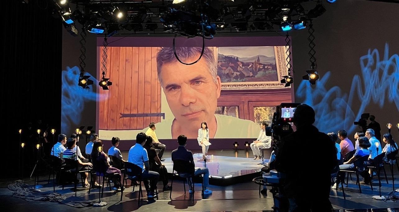《公視主題之夜SHOW》映後論壇、邀請專家與來賓討論，更特別越洋連線紀錄片導演吉爾佩雷。（公視提供）