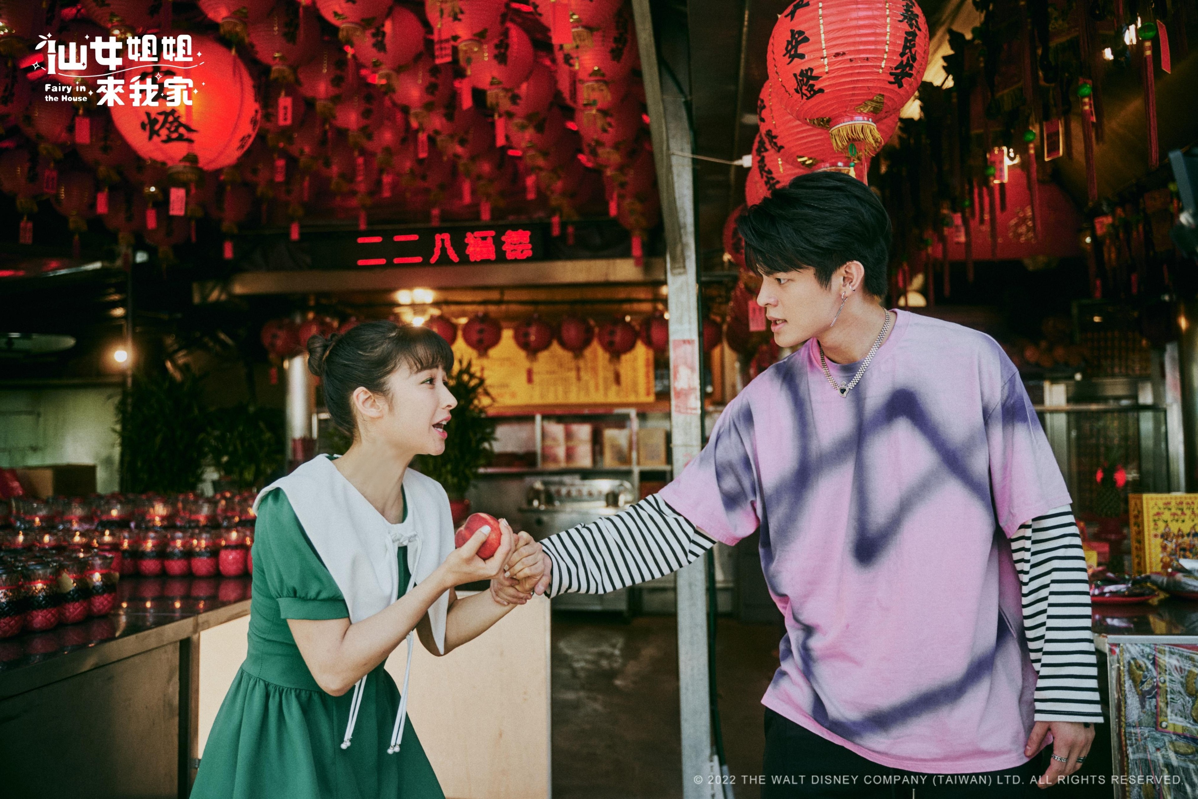 邱以太（右）在戲裡是仙女下凡女主角夏朧（左）的人間導覽。（衛視中文台提供）