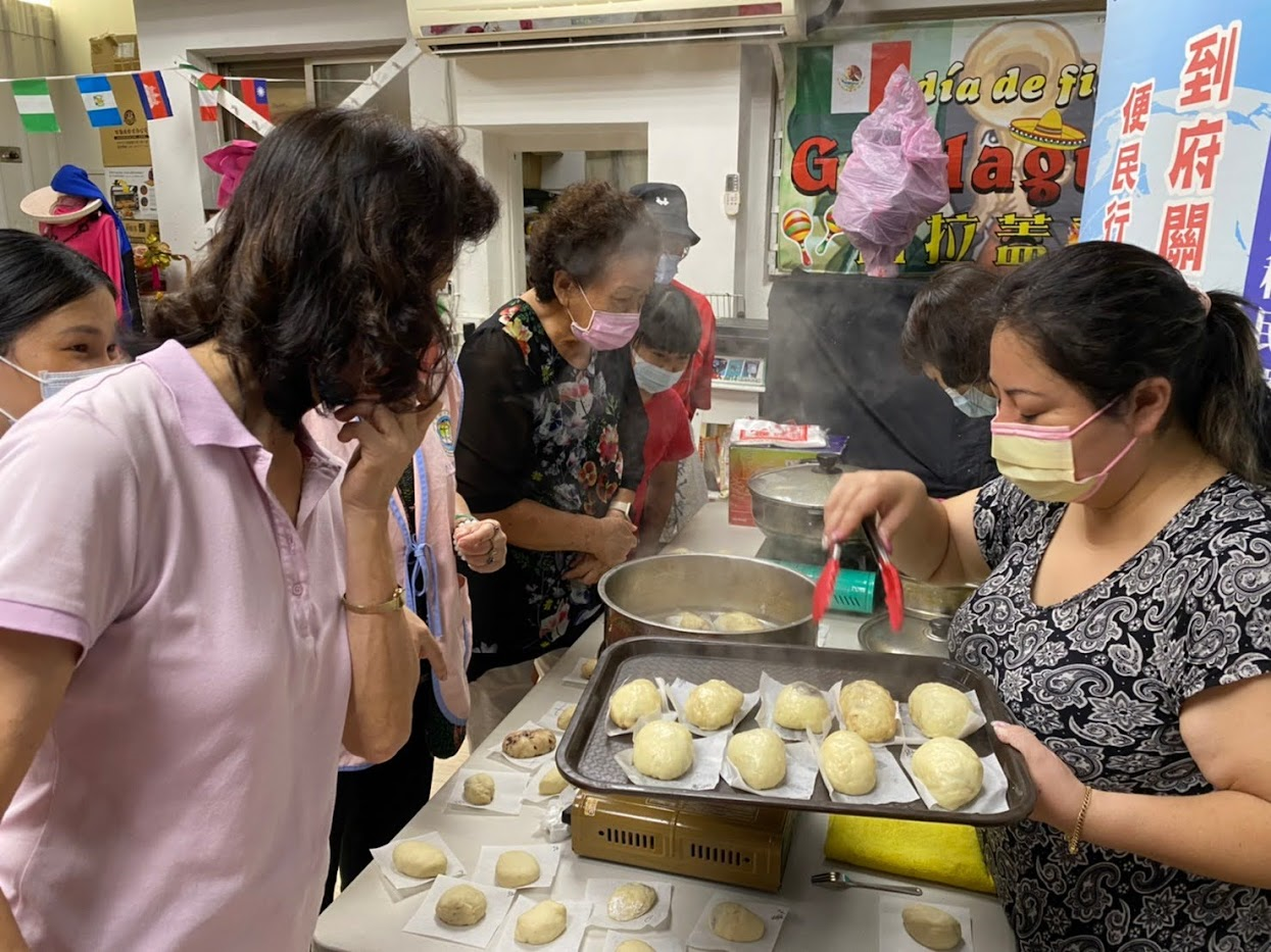 講師齊藤孝貴（右二）現場教大家製作月見饅頭。（移民署提供）