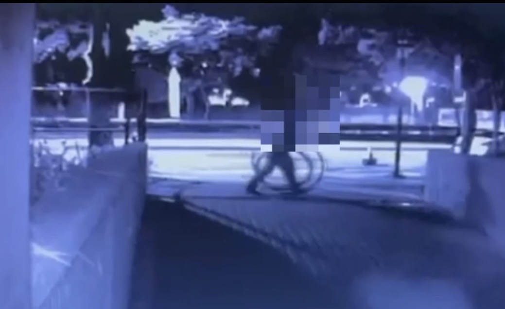 工地偷電纜線圈。（翻攝畫面）