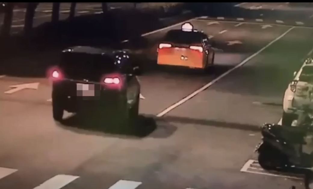 竊得的電纜線圈用黑色休旅車運走。(翻攝畫面)