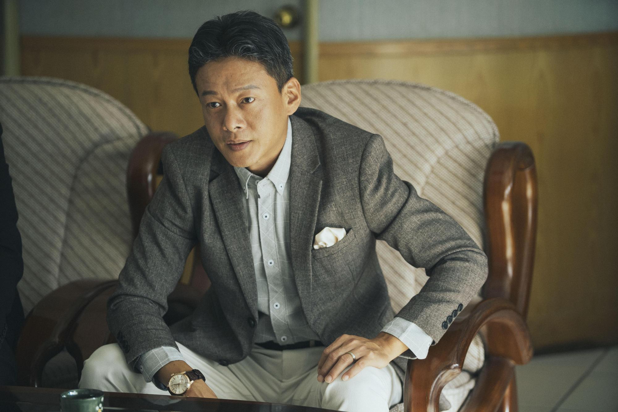 李康生難得飾演外表體面。內心卻十分邪惡的補教名師,利用童話故事哄騙女學生並加以性侵。(傳影互動)