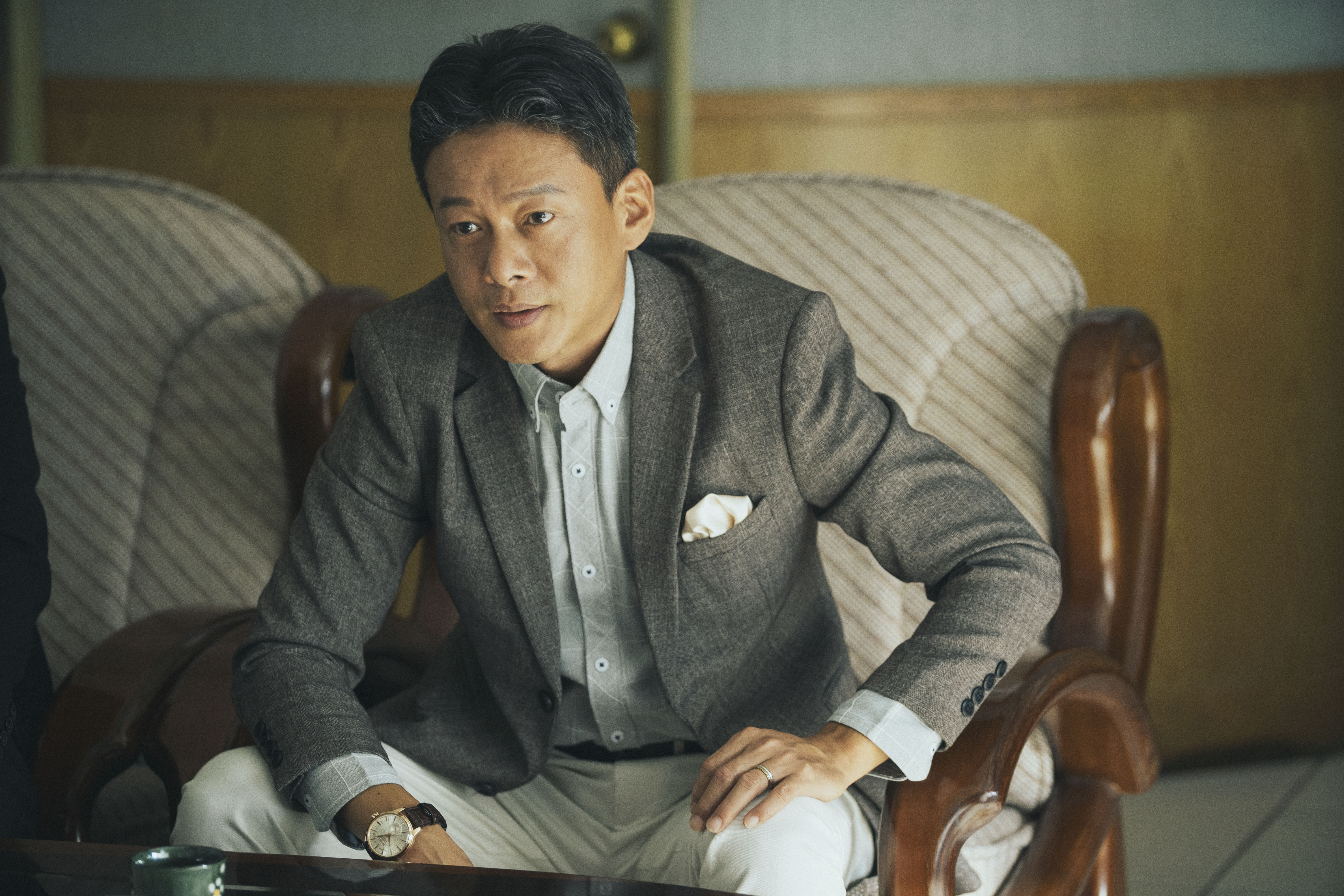 李康生難得飾演外表體面。內心卻十分邪惡的補教名師，利用童話故事哄騙女學生並加以性侵。（傳影互動）