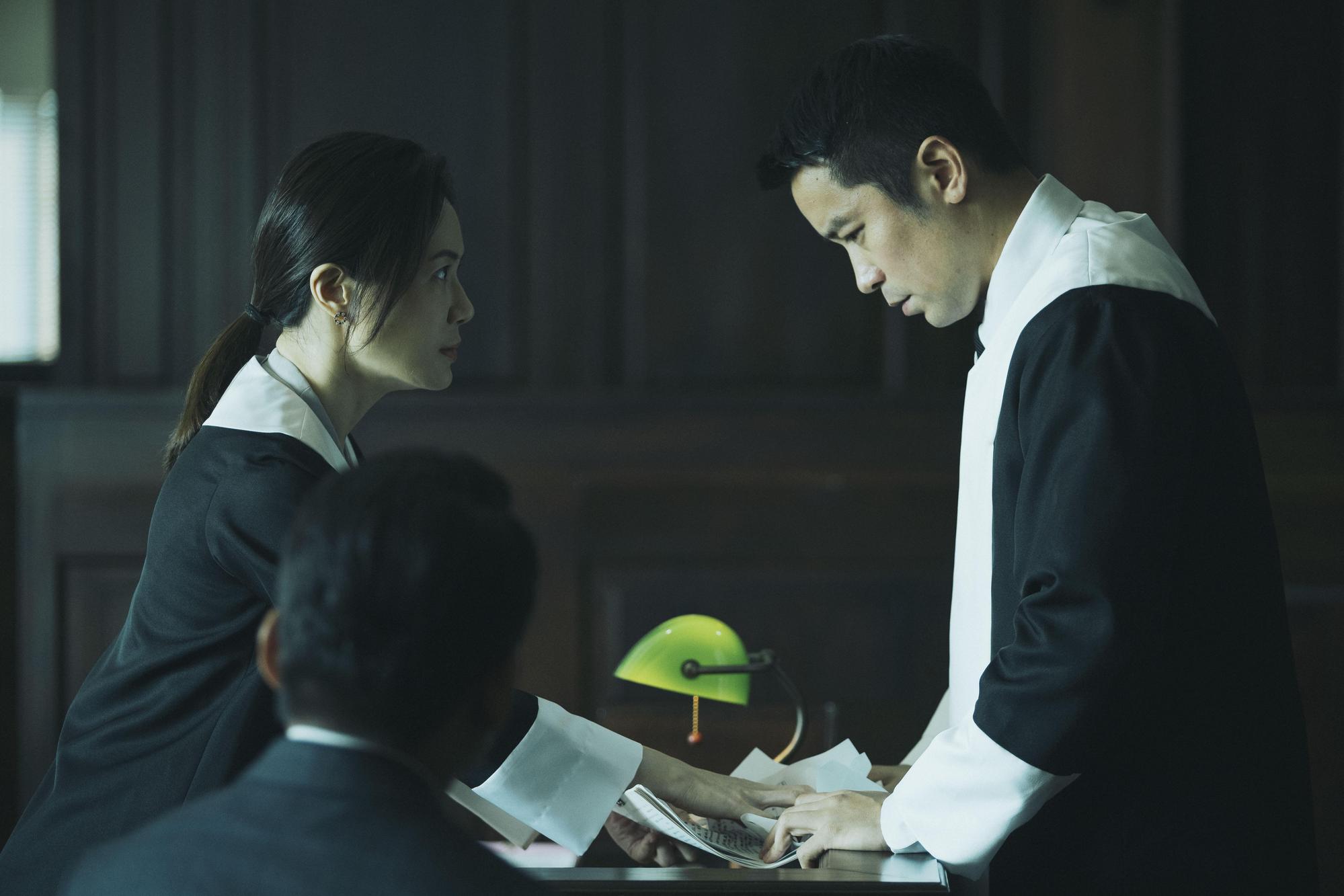 張孝全(右)與尹馨(左)接下為李康生辯護的任務,為求工作表現,一心想得到官司勝利。(傳影互動)