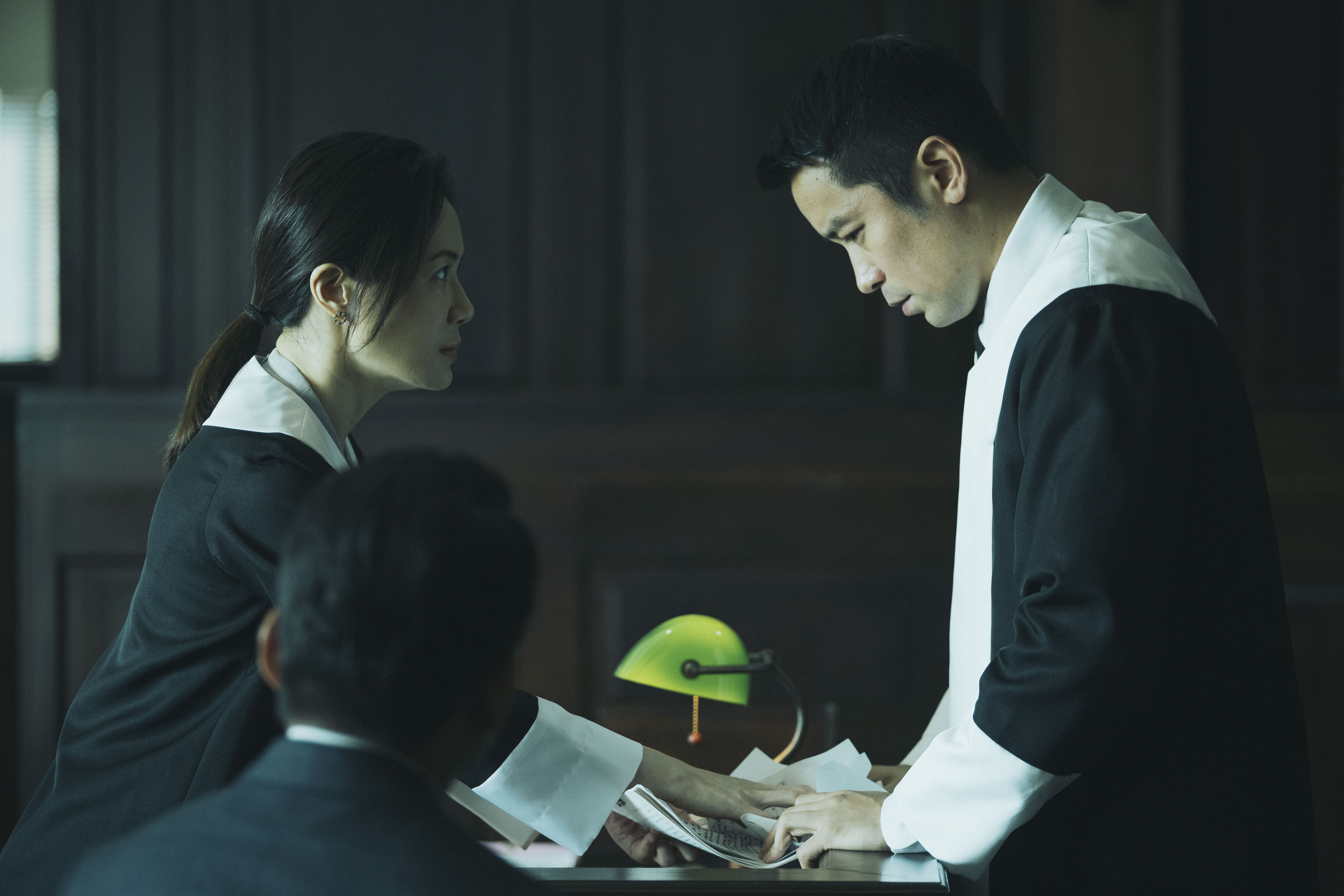 張孝全（右）與尹馨（左）接下為李康生辯護的任務，為求工作表現，一心想得到官司勝利。（傳影互動）