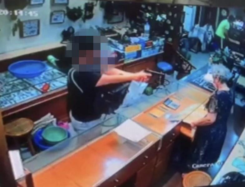 年僅14歲的林姓國中生，欠高利貸嫌犯竟持玩具槍搶銀樓。（翻攝畫面）