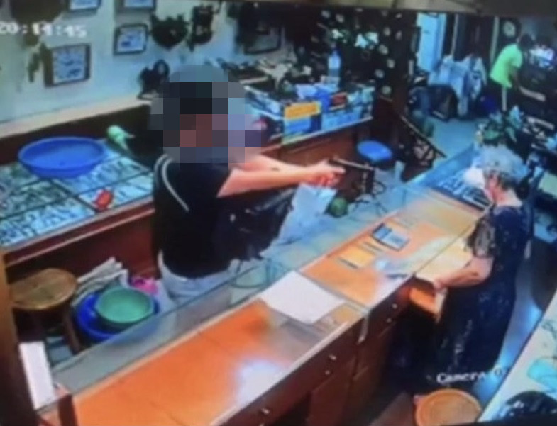 年僅14歲的林姓國中生，欠高利貸嫌犯竟持玩具槍搶銀樓。（翻攝畫面）