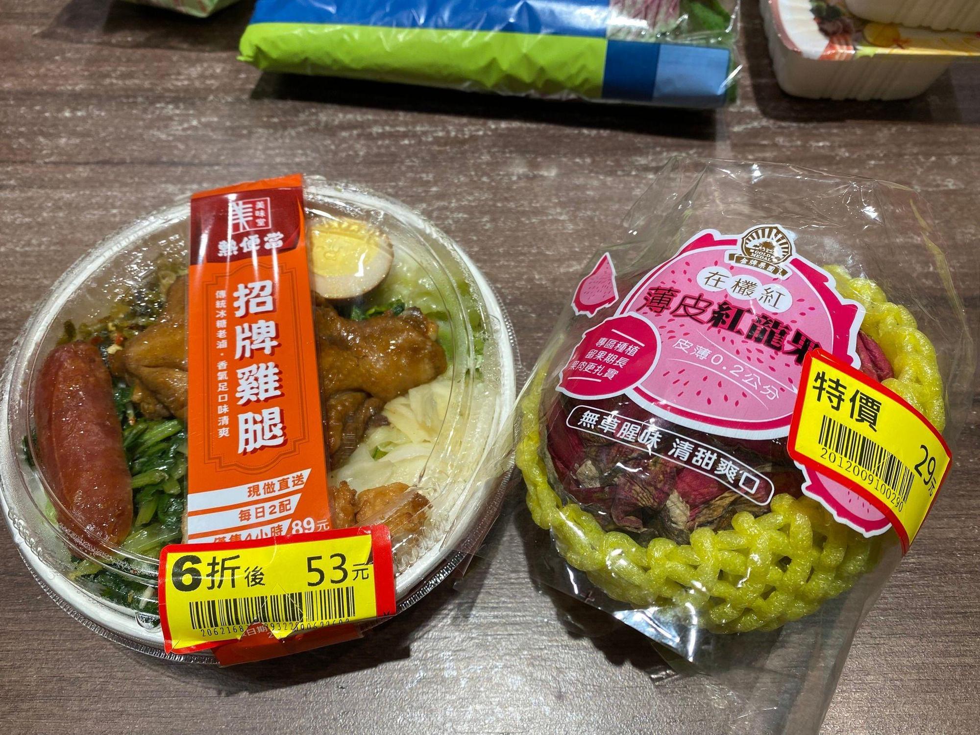 一名中年男子將店內便當搜刮一空，等打折時間到才想拿去結帳，被稱為「6折無賴」。（翻攝「全聯消費經驗老實說」社團）