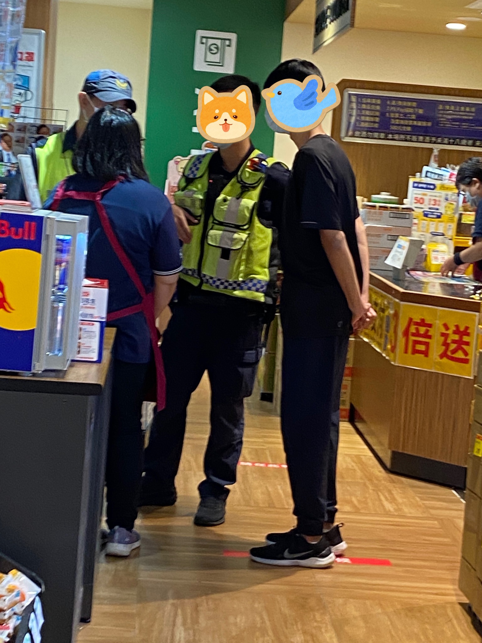 員警到場時,中年男子見大勢已去,直接落跑。(翻攝「全聯消費經驗老實說」社團)