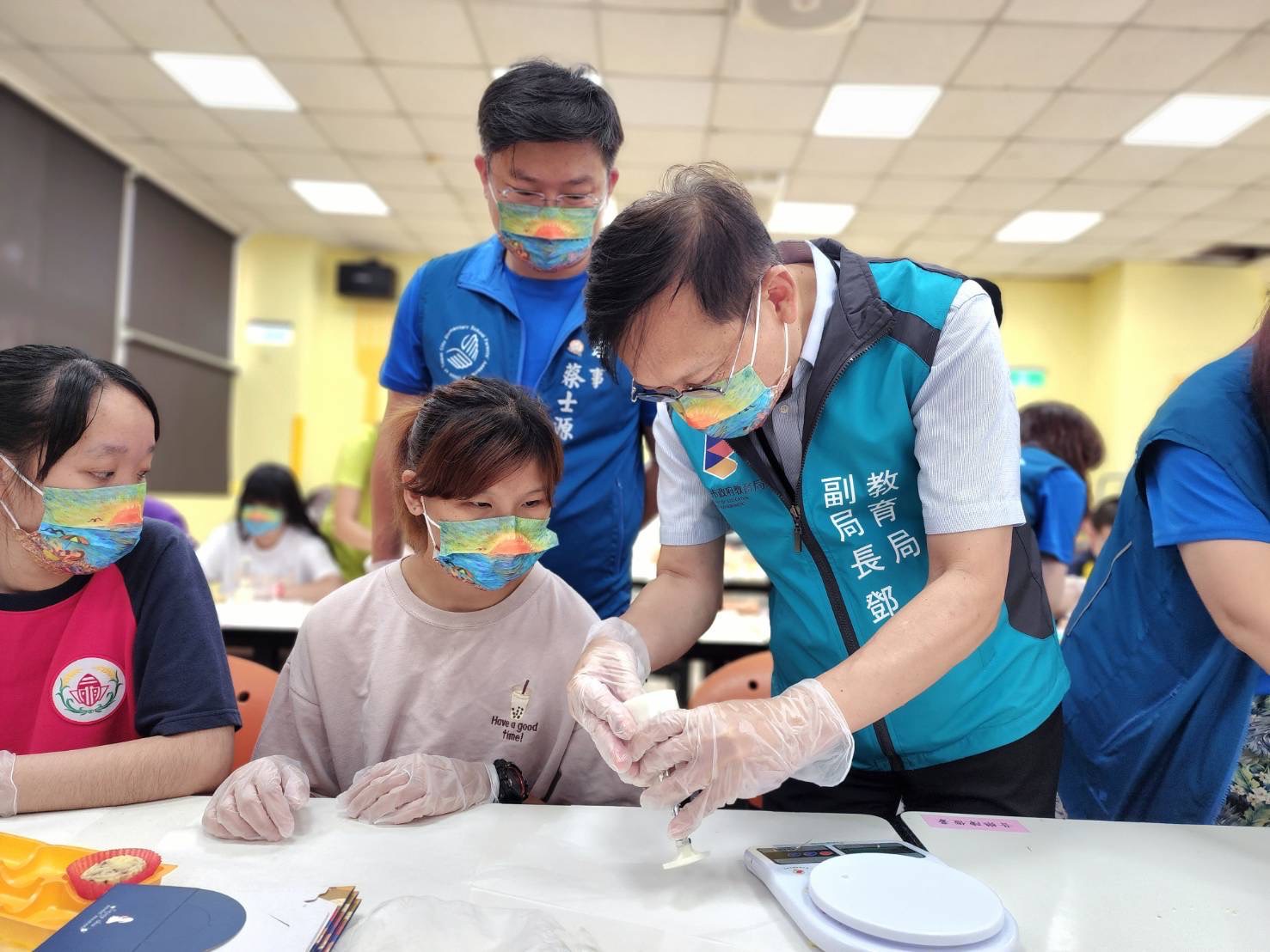 特教孩子們親手製作綠豆糕禮盒贈予平宅住戶、社區老人和弱勢團體傳遞愛。（讀者提供）