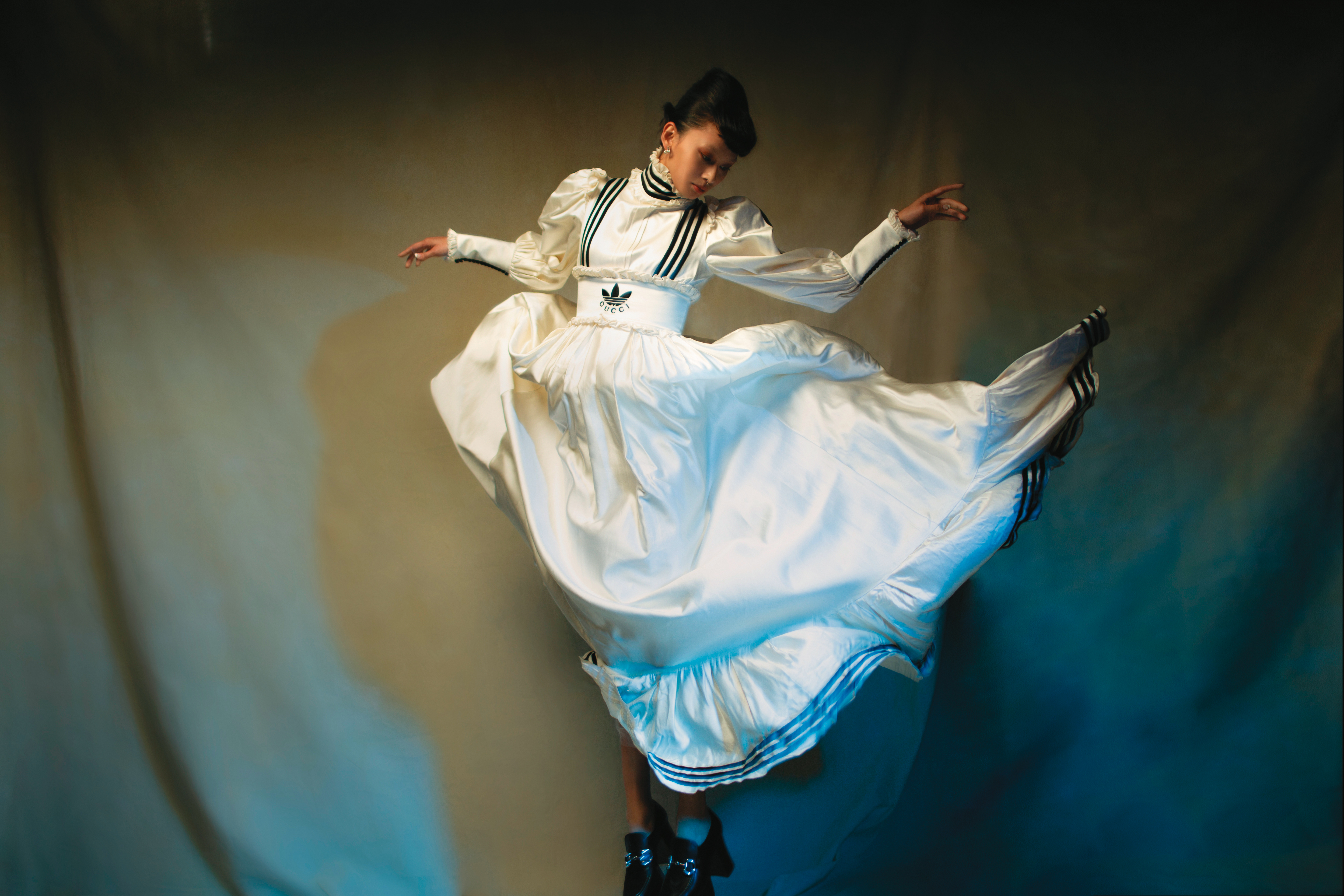 白色洋裝NT$513,700 by adidas x GUCCI；純銀三角鏤空結構耳環NT$22,600 by BOTTEGA VENETA；馬銜鍊高跟皮鞋NT$40,800 by GUCCI。