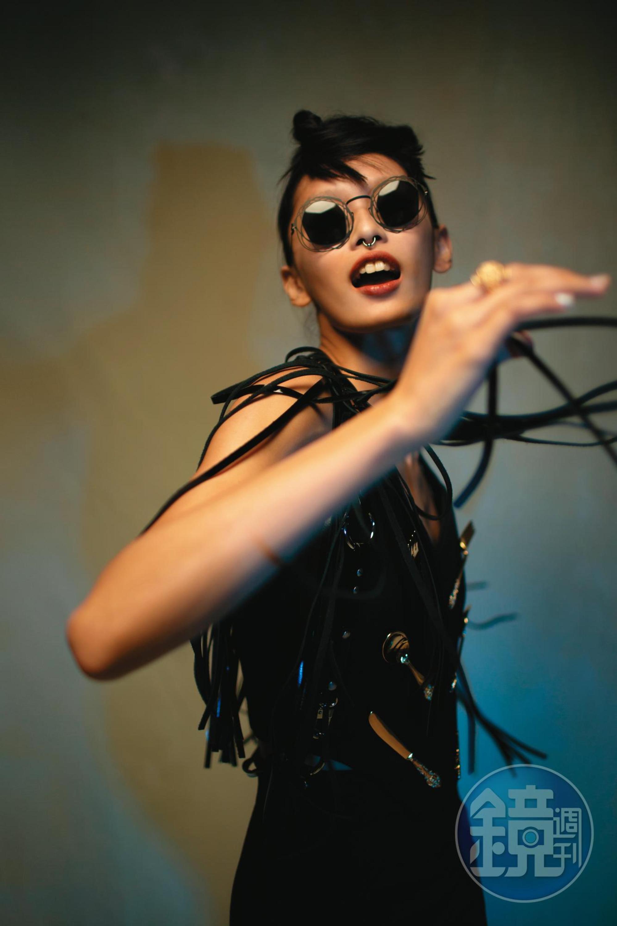 刀叉裝飾上衣NT$79,500 by MOSCHINO；Belt系列流蘇腰帶NT$9,200 by VIVIENNE WESTWOOD；Damir Doma鏤空造型墨鏡NT$20,500 by MYKITA；純銀鍍金鏤空戒指NT$20,600 by BOTTEGA VENETA。