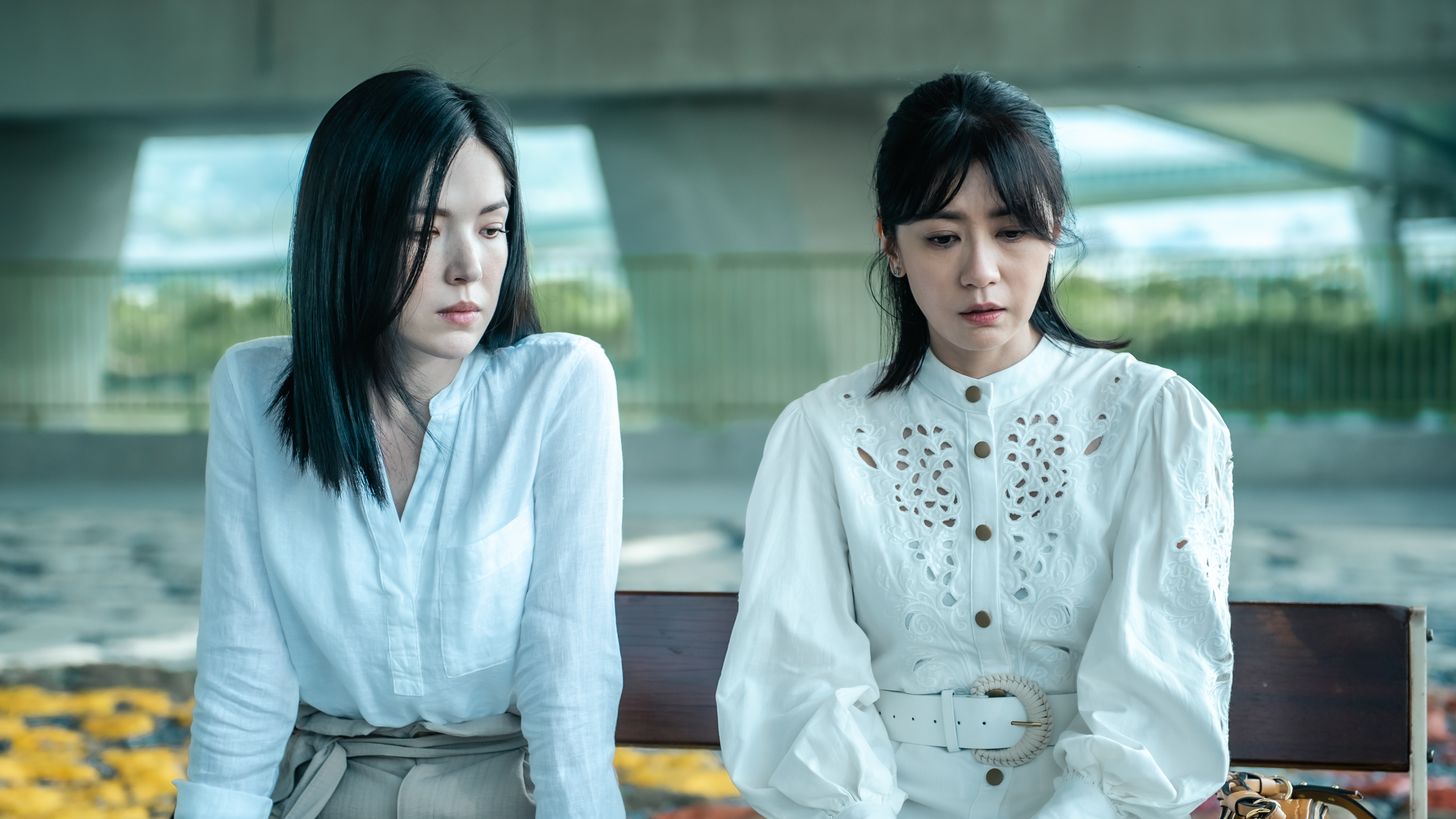 許瑋甯（左）、賈靜雯（右）捲入命案。（Netflix提供）