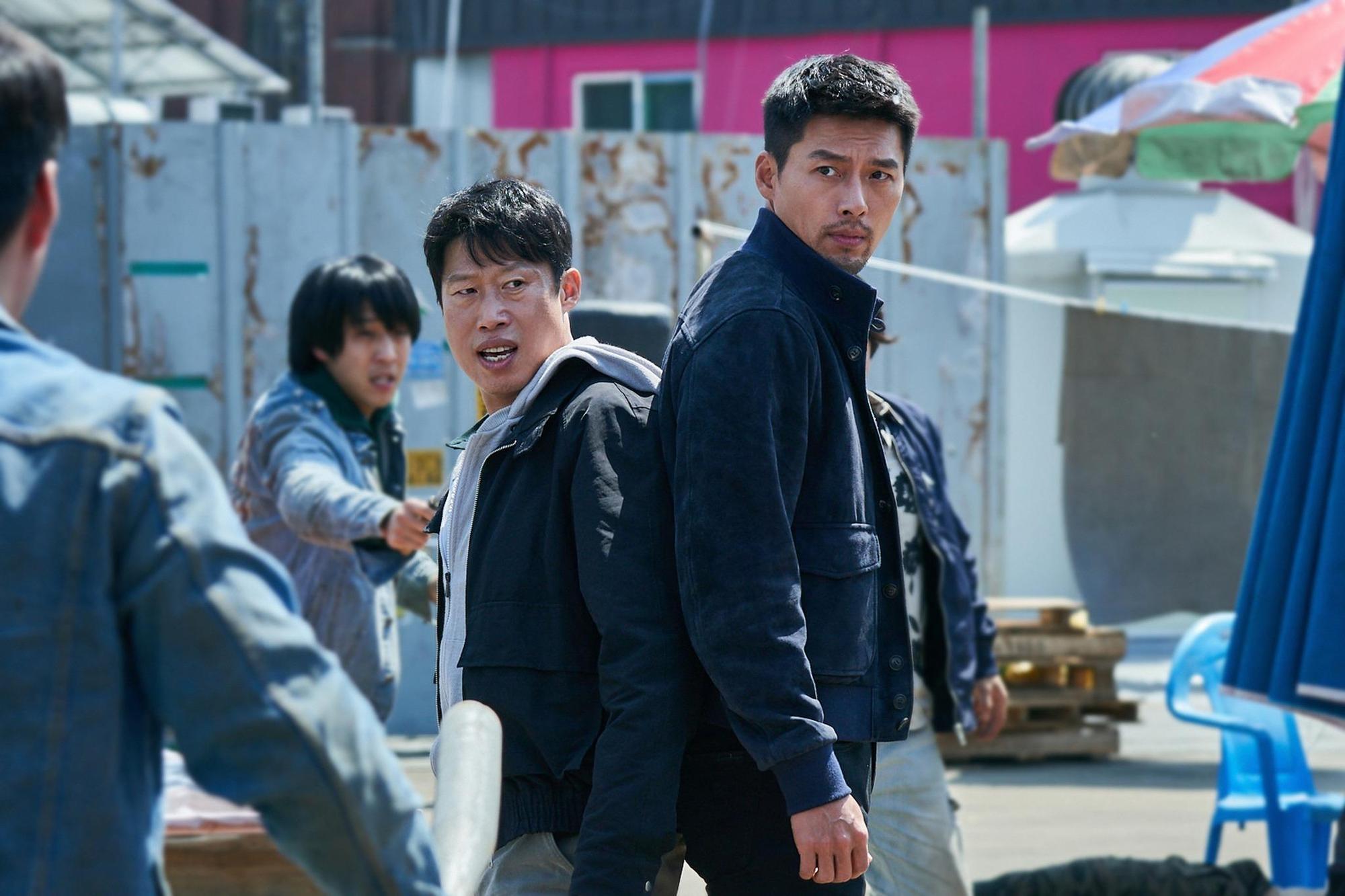 玄彬(右)與柳海真回鍋演出電影《機密同盟2》,兩人分別飾演北韓和南韓刑警,為追捕國際犯罪組織再次聯手。(車庫娛樂提供)