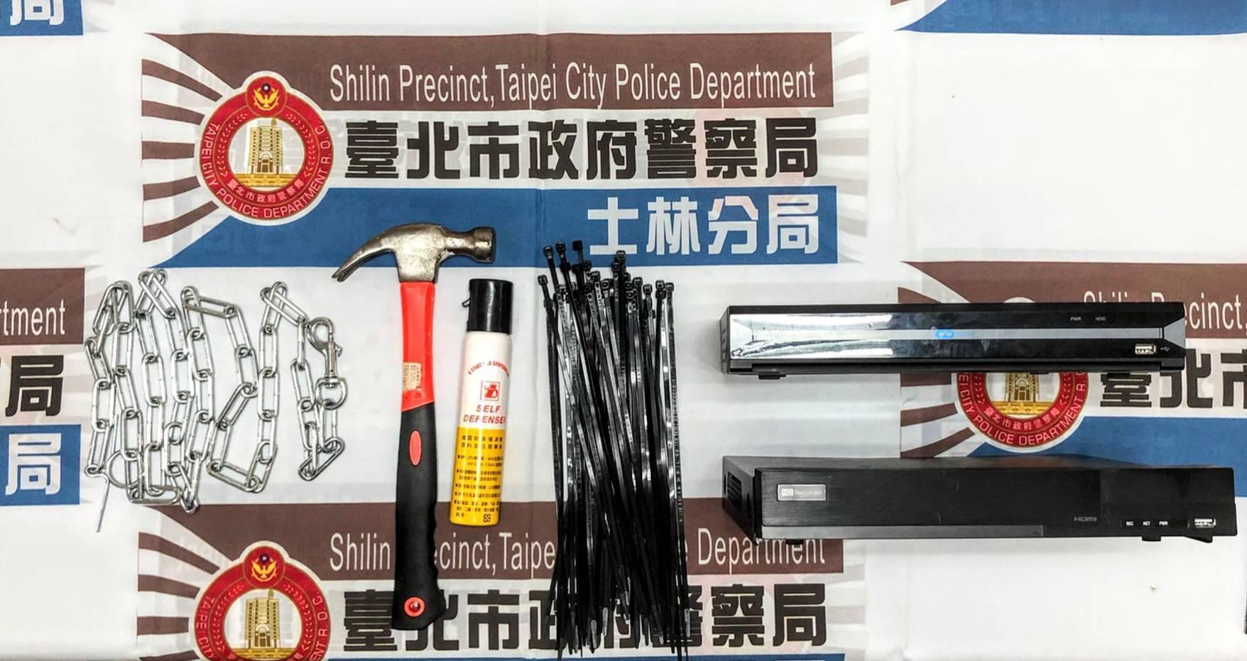 警方在夜市自治會內起出鐵鍊、鐵鎚以及束帶等工具。(翻攝畫面)