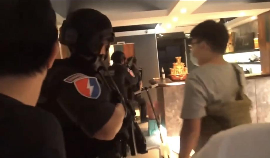 竹聯幫育仁會謝姓大哥率眾毆傷監委兒子,又在小西街的夜市發展協會作威作福,昨(7日)遭警方攻堅逮捕到案。(翻攝畫面)