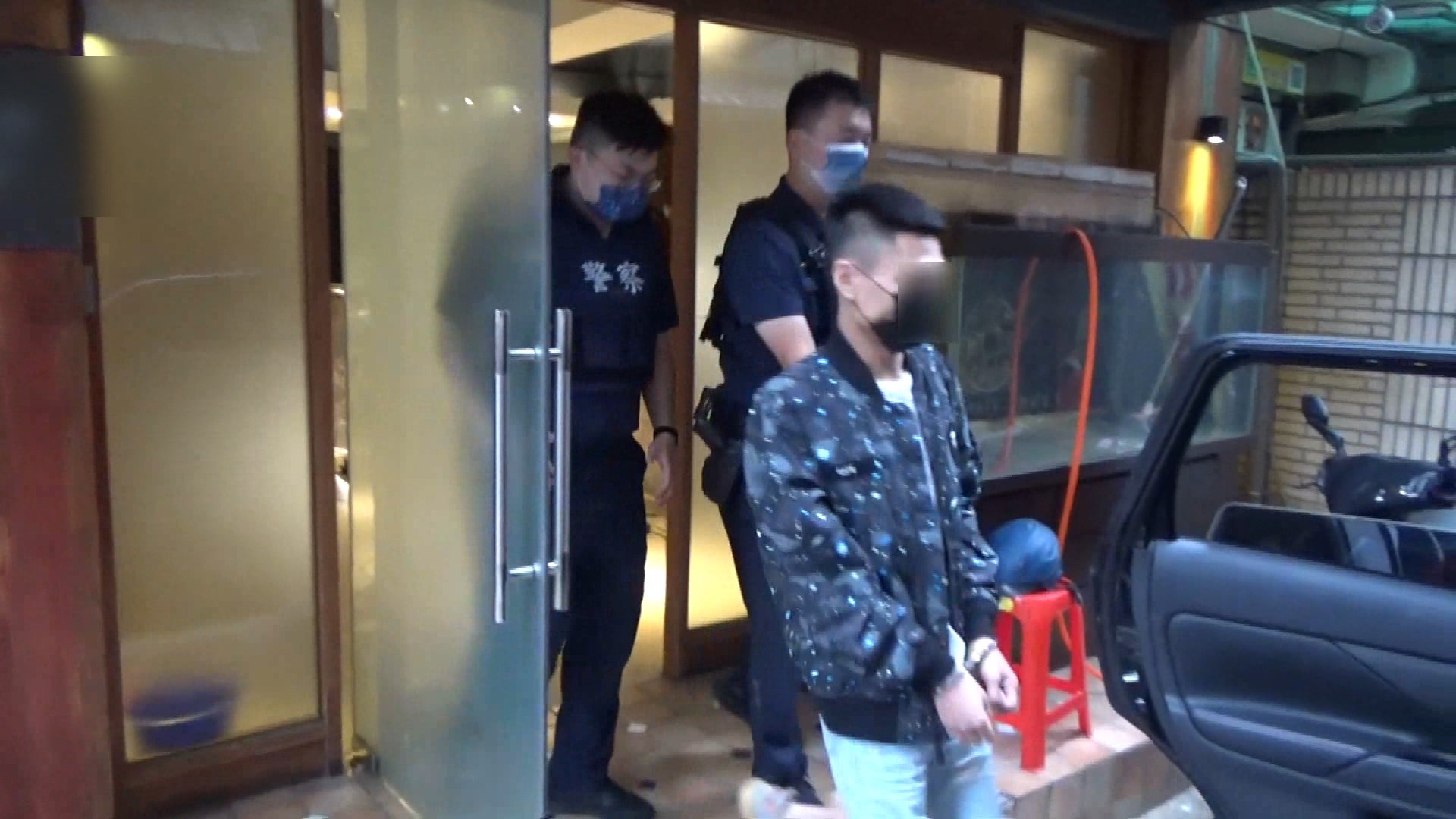 竹聯幫育仁會謝姓大哥率眾毆傷監委兒子，又在小西街的夜市發展協會作威作福，昨（7日）遭警方攻堅逮捕到案。（翻攝畫面）