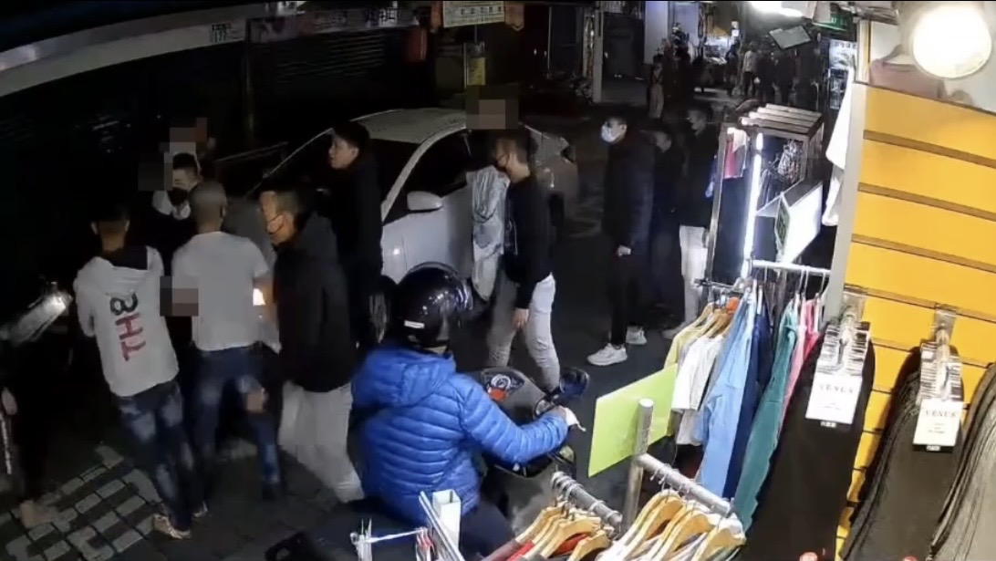 監察委員鴻義章兒子鴻戎去年12月在士林夜市小西街,遭竹聯幫育仁會謝姓大哥率眾毆傷。(翻攝畫面)