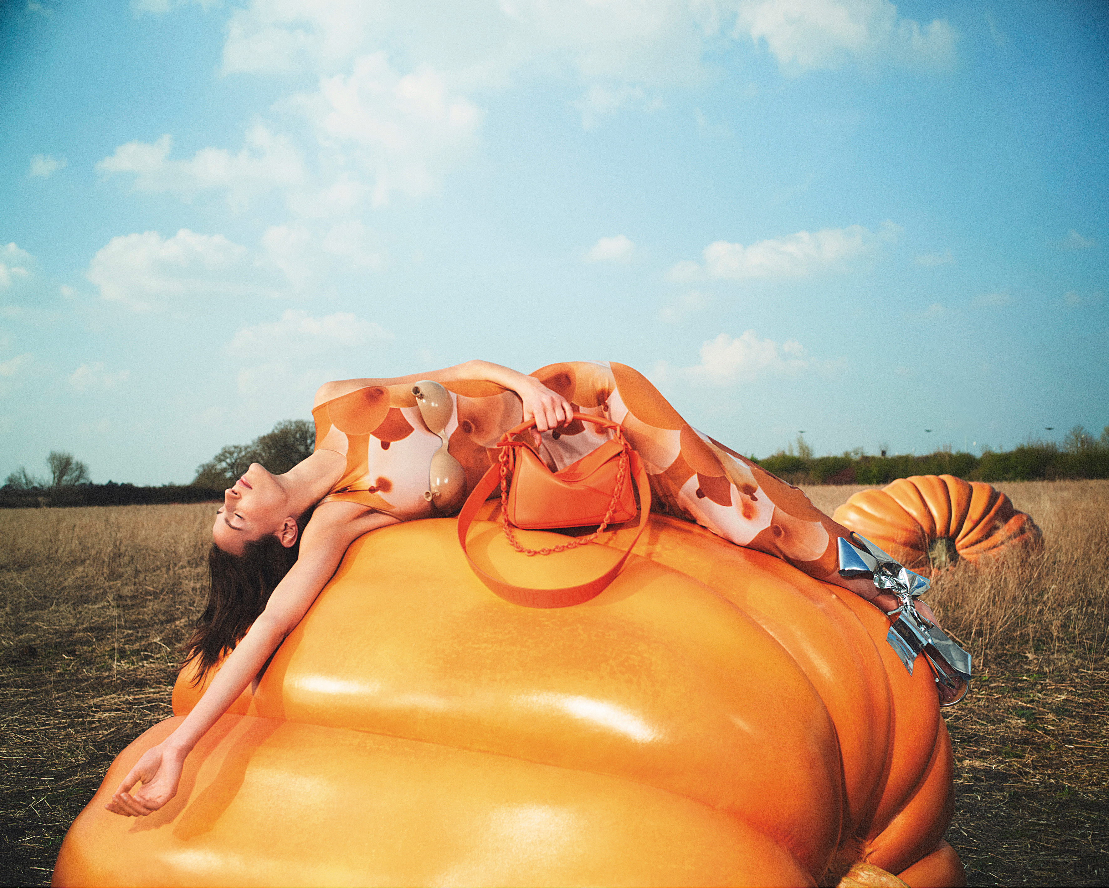 系列形象廣告由時尚攝影師David Sims操刀掌鏡，巨大的南瓜搭配橘色的Puzzle solid，好有秋天的氛圍。（LOEWE提供）