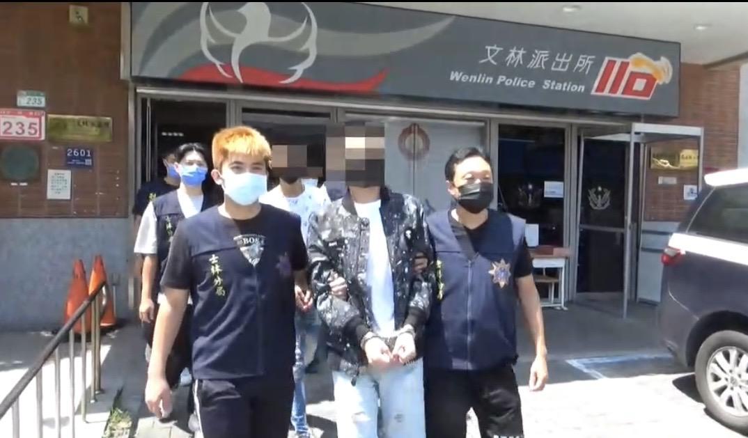 竹聯幫育仁會謝姓大哥率眾毆傷監委兒子,又在小西街的夜市發展協會作威作福,昨(7日)遭警方攻堅逮捕到案。(翻攝畫面)