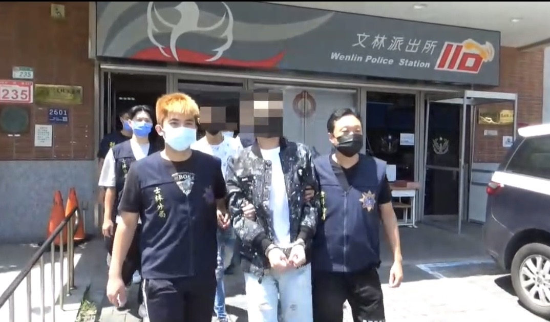 竹聯幫育仁會謝姓大哥率眾毆傷監委兒子，又在小西街的夜市發展協會作威作福，昨（7日）遭警方攻堅逮捕到案。（翻攝畫面）