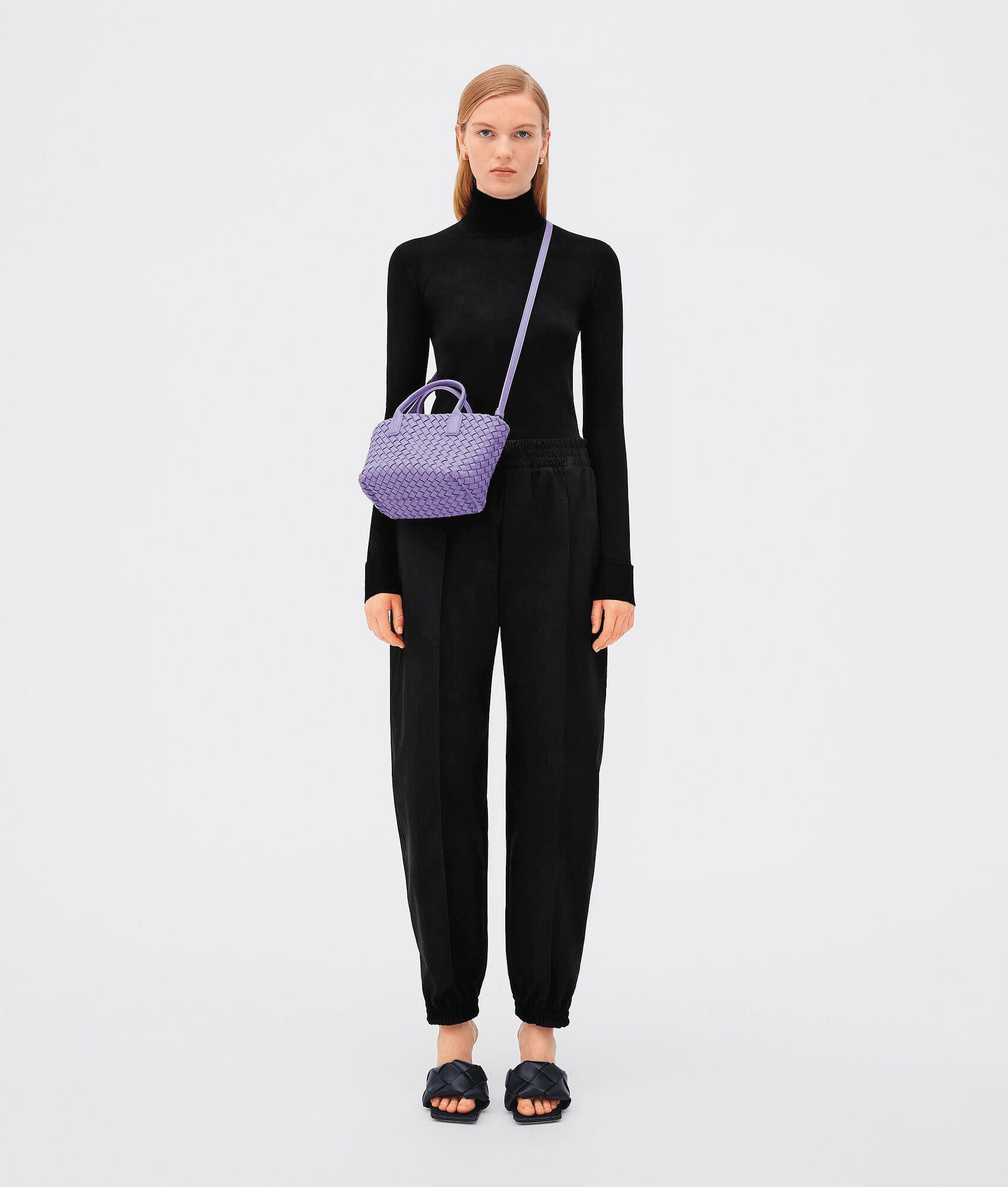 Bottega Veneta的迷你尺寸Cabat,側背、手提皆能在都市中來去自如。(Bottega Veneta提供)