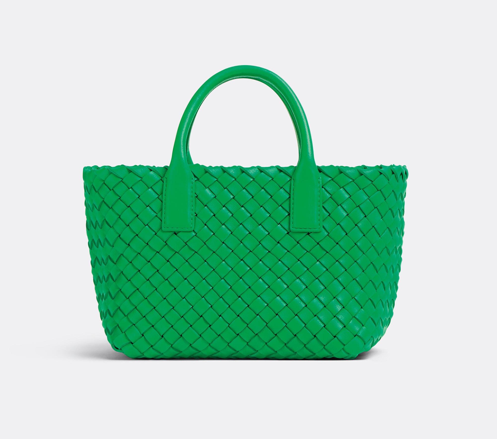 鸚鵡綠Mini Cabat編織托特包,NT$139,700。(Bottega Veneta提供)