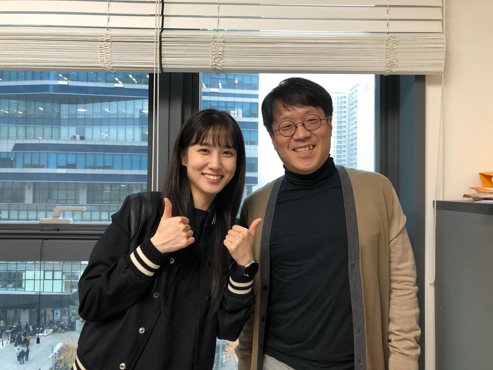 大學教授金炳建（右）擔任自閉症專業知識的諮詢顧問，為朴恩斌飾演的禹英禑提出許多意見。（翻攝自《世界日報》）