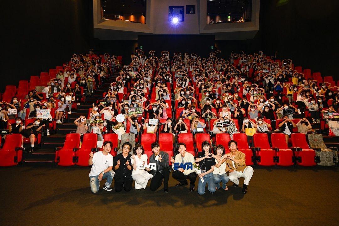 《非常律師禹英禑》播出後人氣飆漲，演員與導演、編劇殺青後也齊聚一堂和幸運觀眾一起收看大結局。（翻攝自ENA Instagram）