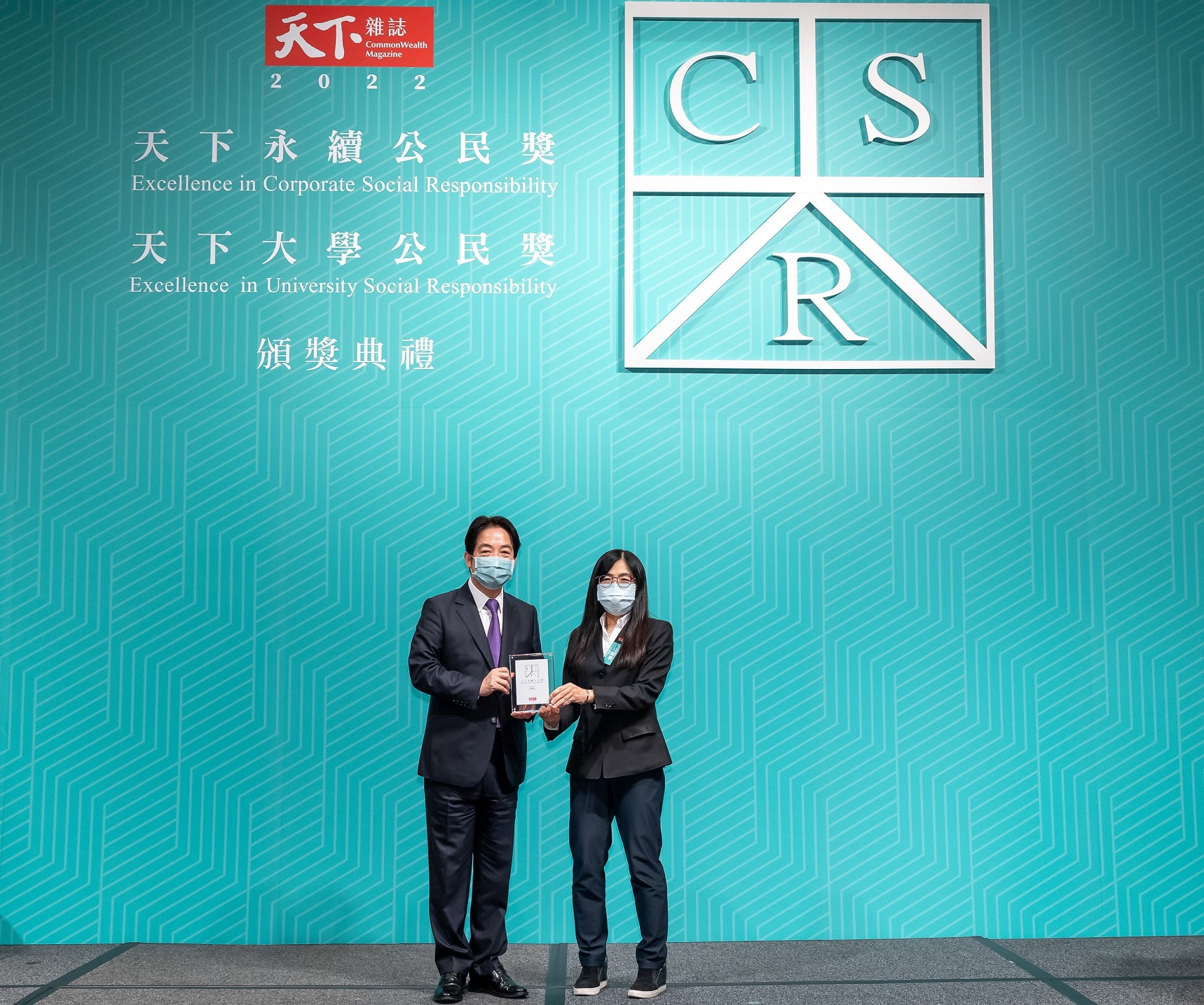 天下永續公民獎信義房屋獲大型企業組第5名，信義房屋總經理陳麗心(右)從副總統賴清德手中接過榮耀。