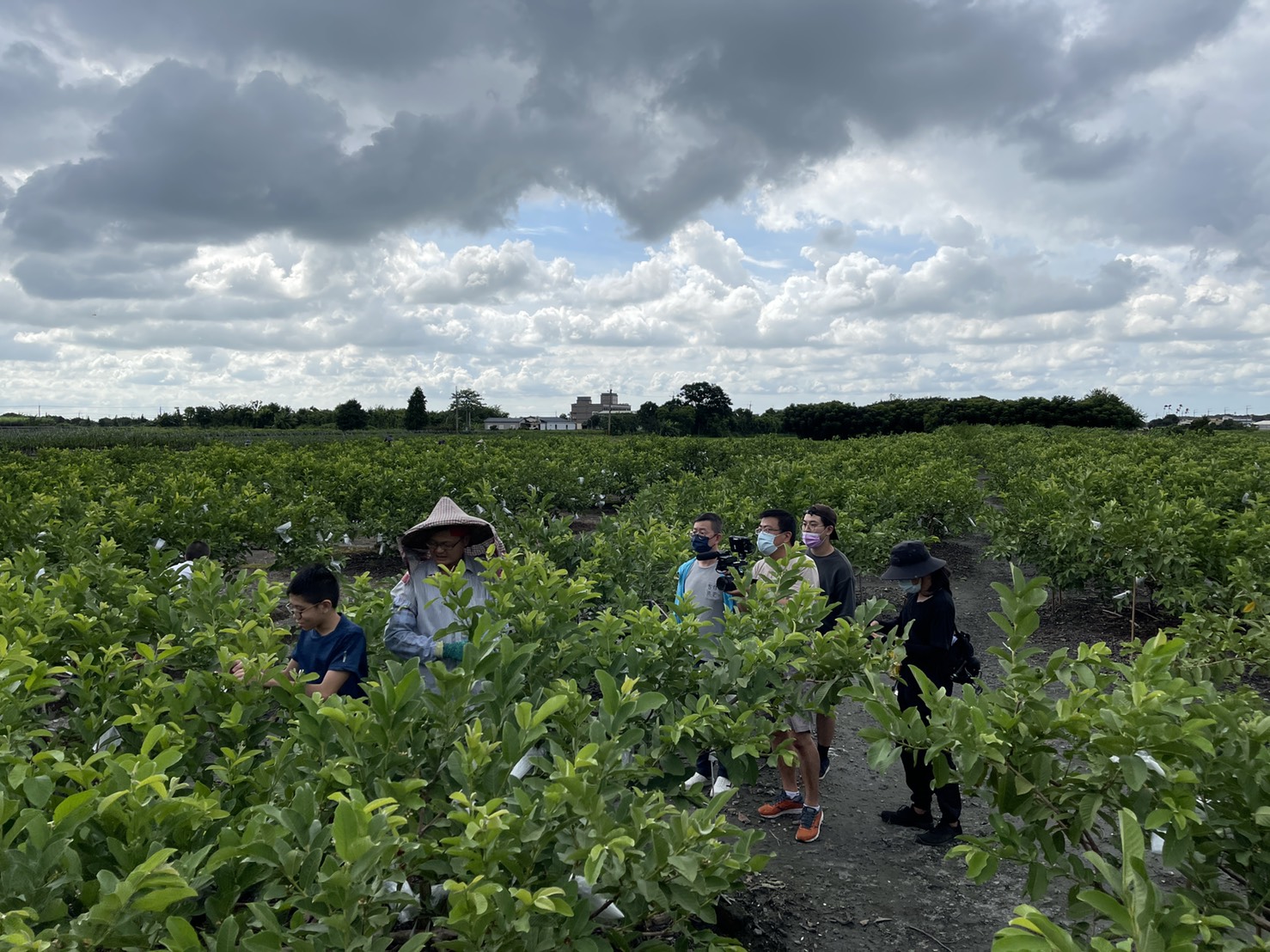 節目組從旁紀錄國中生宏澧（左1），到彰化接待家庭寄宿8天的改變。（公視提供）