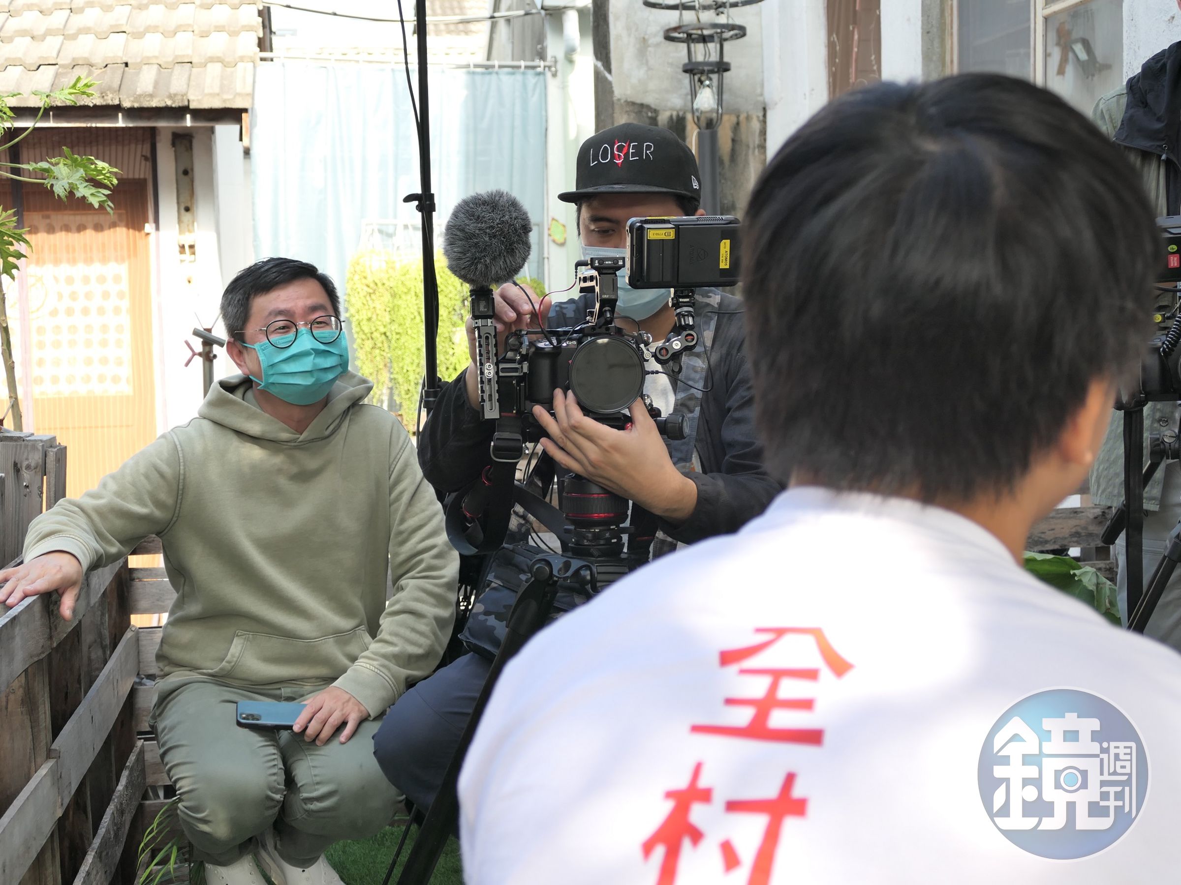 傅偉智（左）會抓緊時間訪問，探詢主角們行為背後的原因。（公視提供）