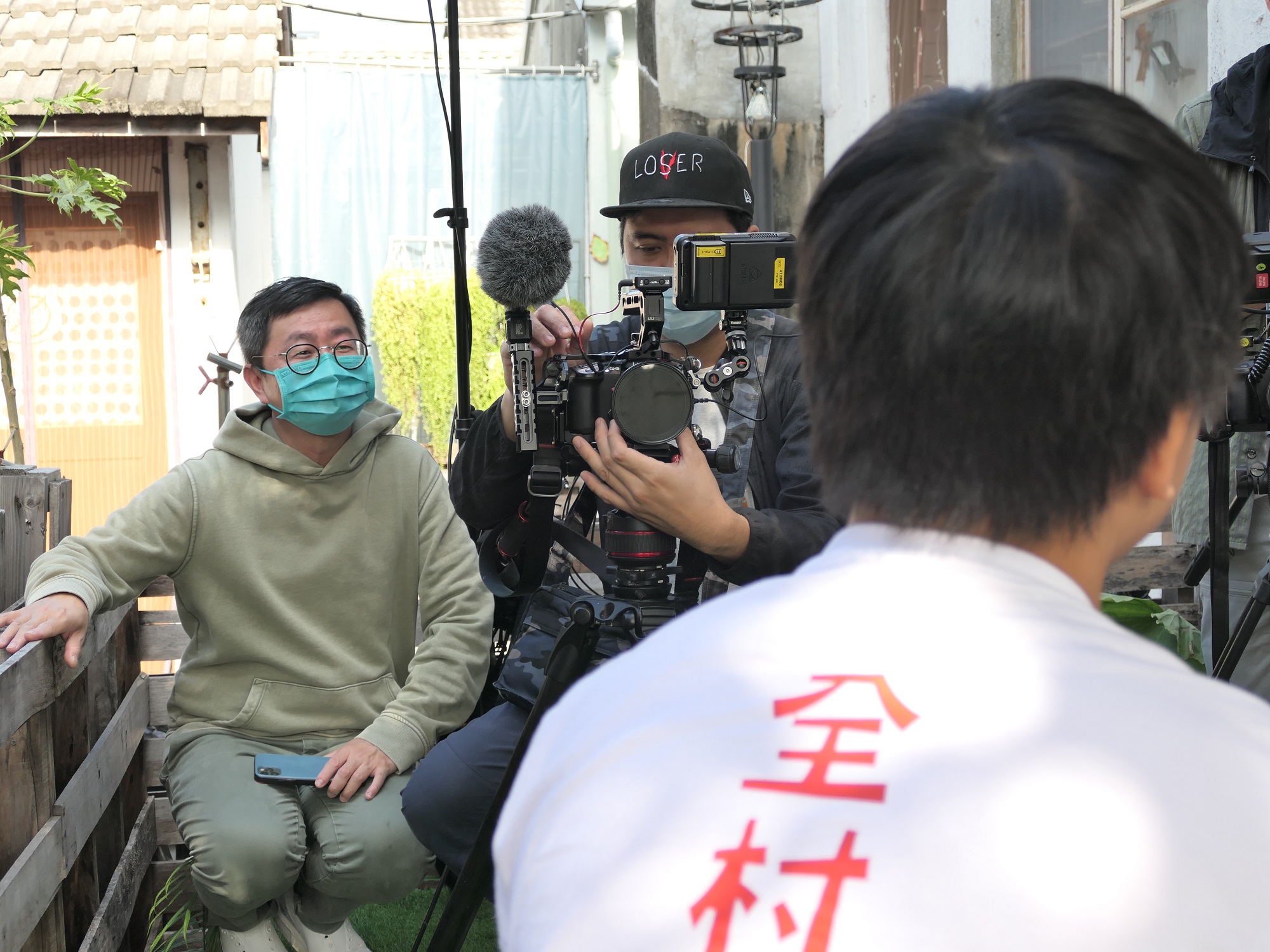傅偉智（左）會抓緊時間訪問，探詢主角們行為背後的原因。（公視提供）