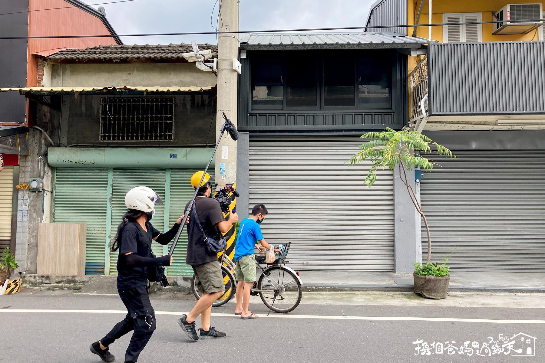 國中生宏澧（右）突然騎腳踏車出門，完成接待家庭父母交待的採買任務。（公視提供）